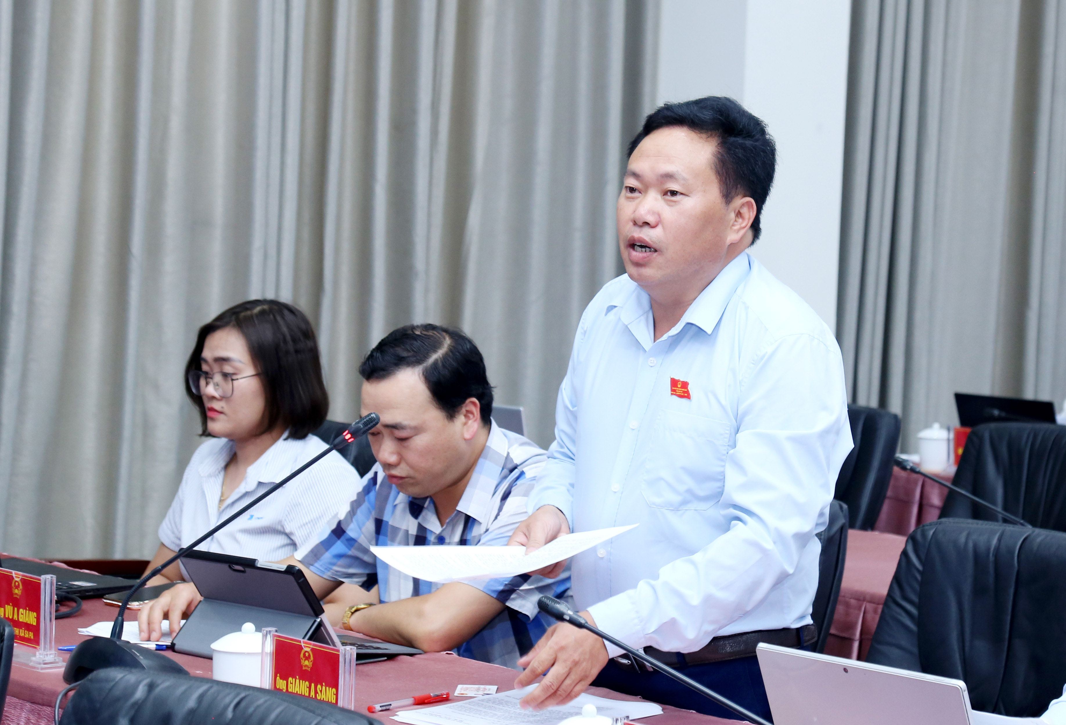 Đại biểu thuộc Tổ đại biểu thị xã Sa Pa tham gia ý kiến. IMG_8738.JPG