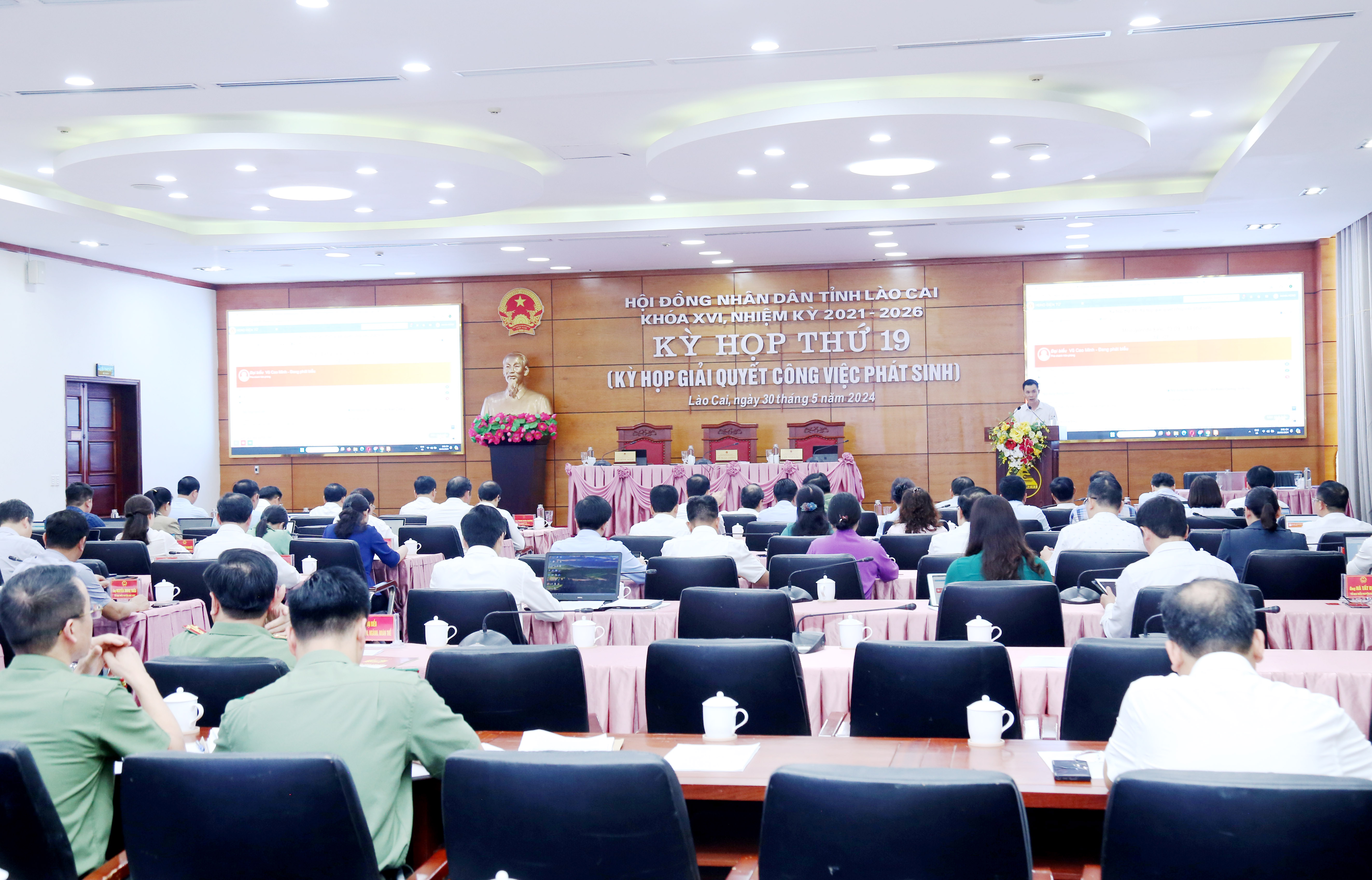 Quang cảnh phiên họp cho ý kiến đối với các tờ trình, nghị quyết. IMG_8720.JPG