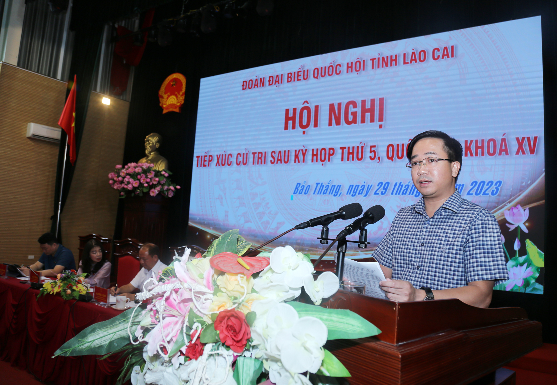 Bí thư Huyện ủy Bảo Thắng - Trần Minh Sáng làm rõ một số kiến nghị của cử tri. IMG_0754.JPG