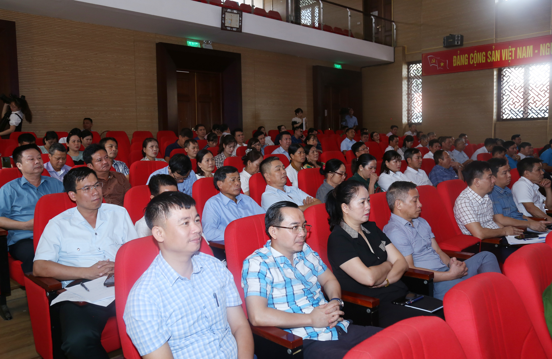 Hơn 100 cử tri các xã, thị trấn và cử tri các cơ quan, đơn vị đã tham dự buổi tiếp xúc cử tri. IMG_0763.JPG