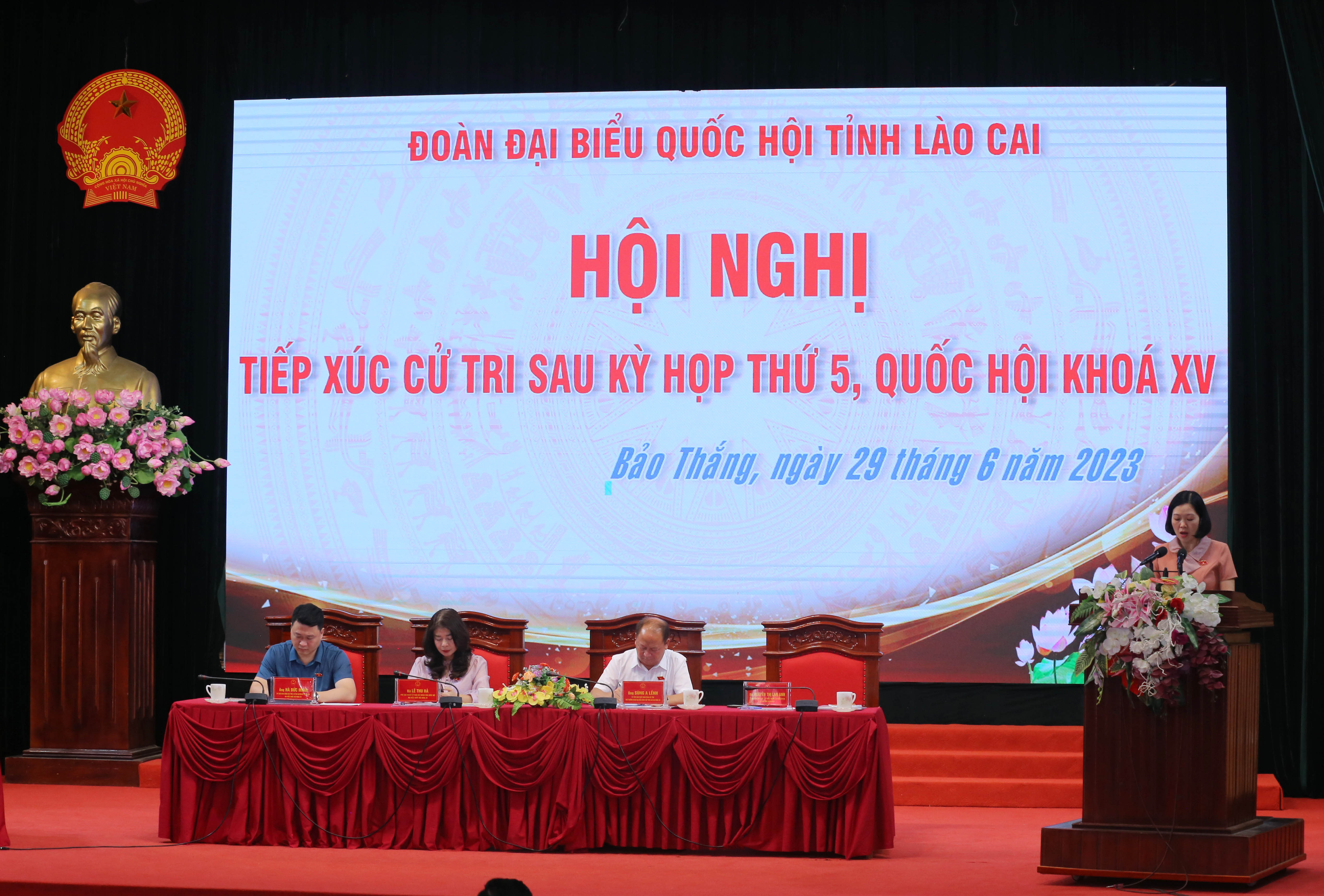 Các vị đại biểu Quốc hội thông tin kết quả Kỳ họp thứ 5 tới cử tri huyện Bảo Thắng. IMG_0715.JPG