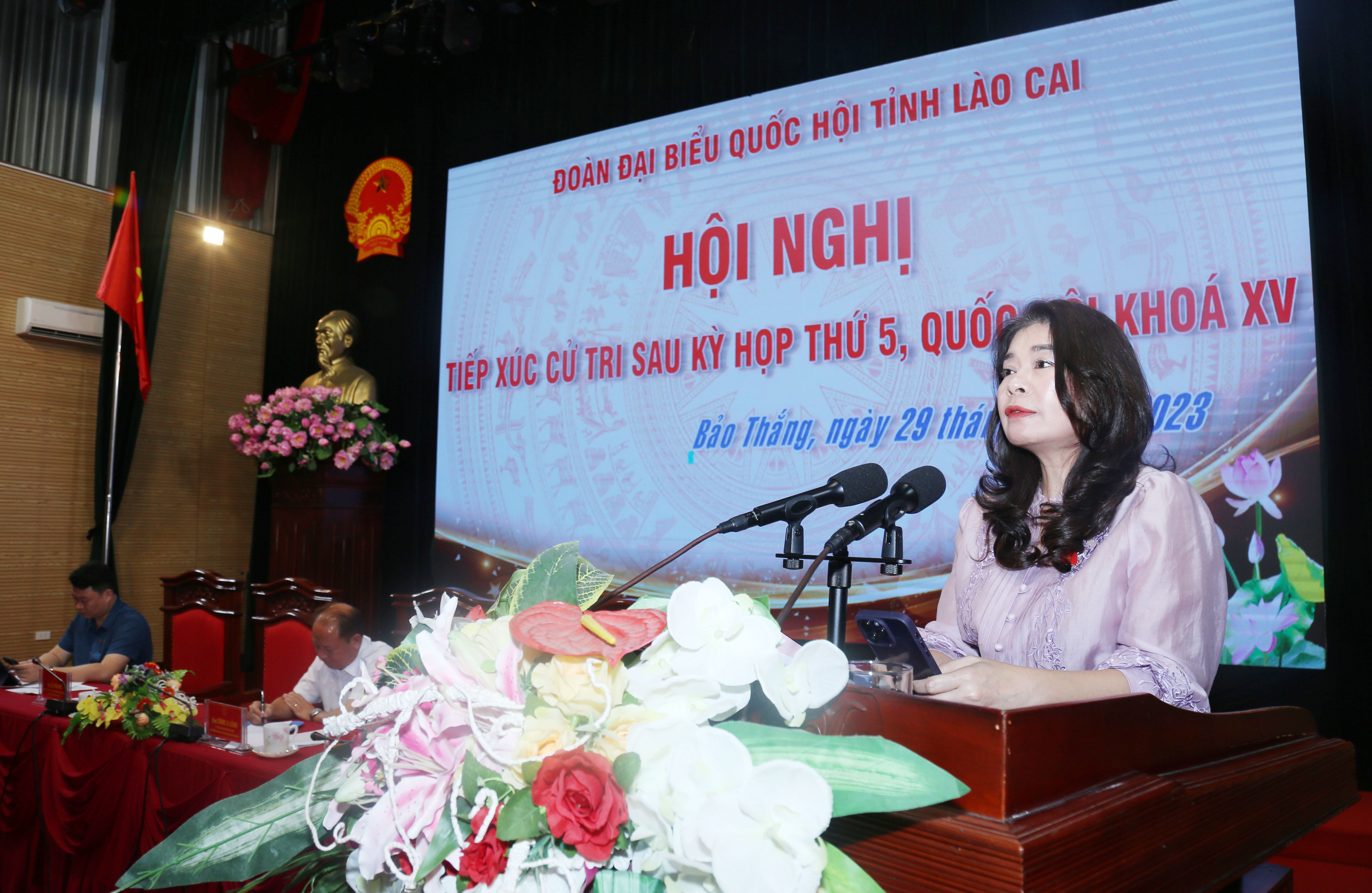 Đại biểu Lê Thu Hà, Phó Chủ nhiệm Ủy ban Đối ngoại của Quốc hội giải đáp kiến nghị của cử tri. Bà Hà.JPG