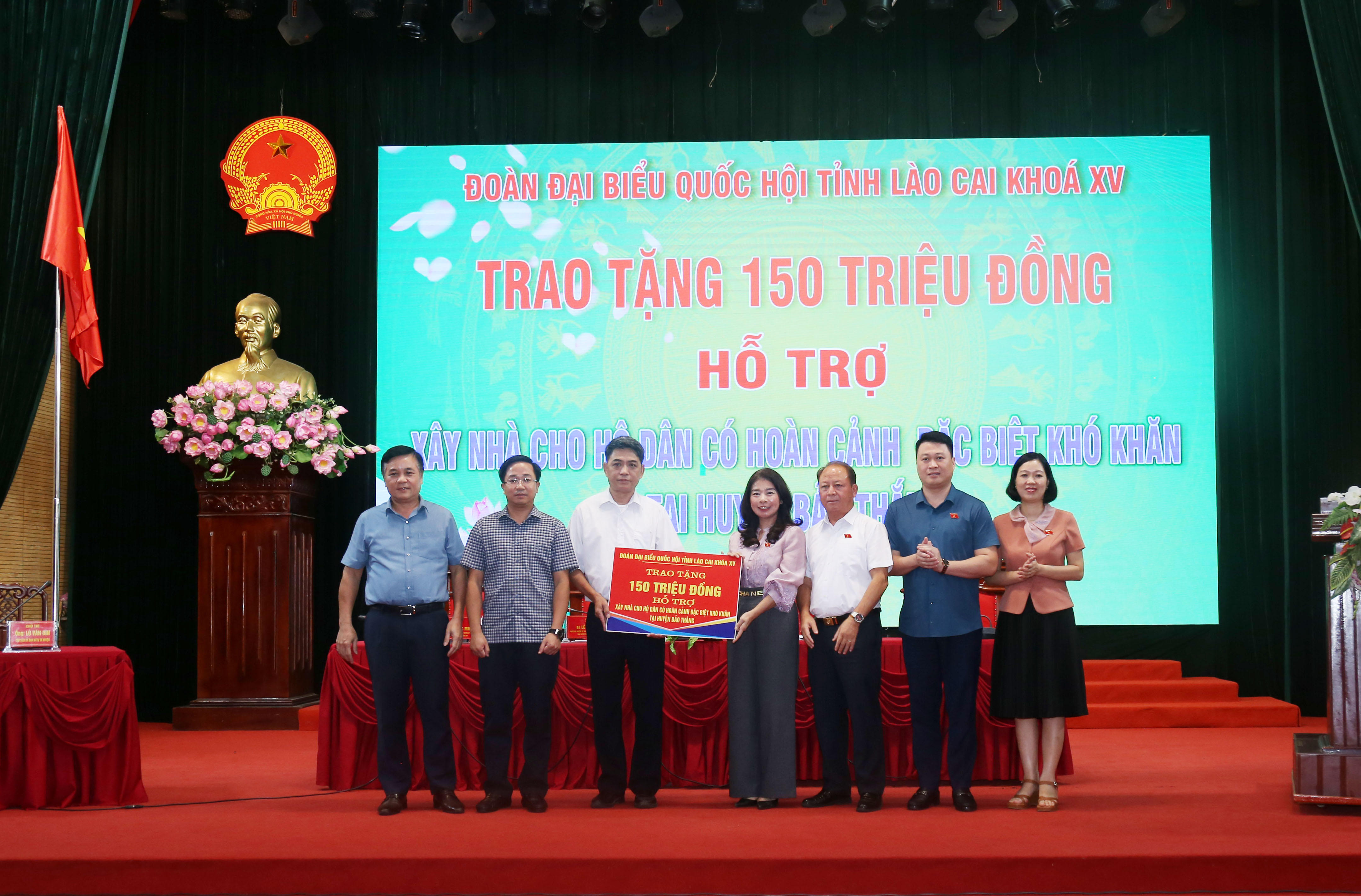 Các đại biểu trao quà cho huyện Bảo Thắng. trao quà.JPG