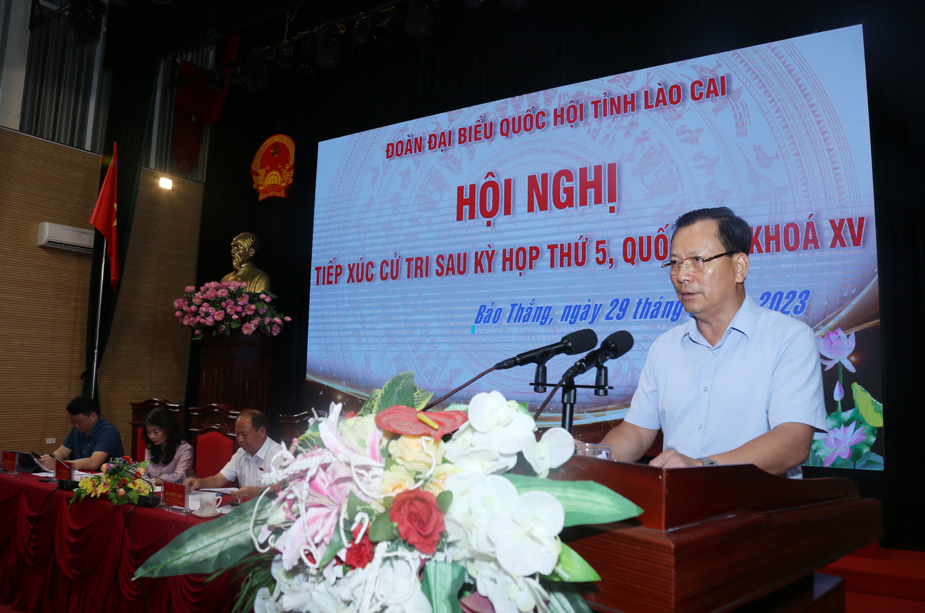 Phó Chủ tịch UBND tỉnh Hoàng Quốc Khánh trả lời các kiến nghị của cử tri thuộc thẩm quyền của tỉnh Lào Cai. IMG_0772.JPG