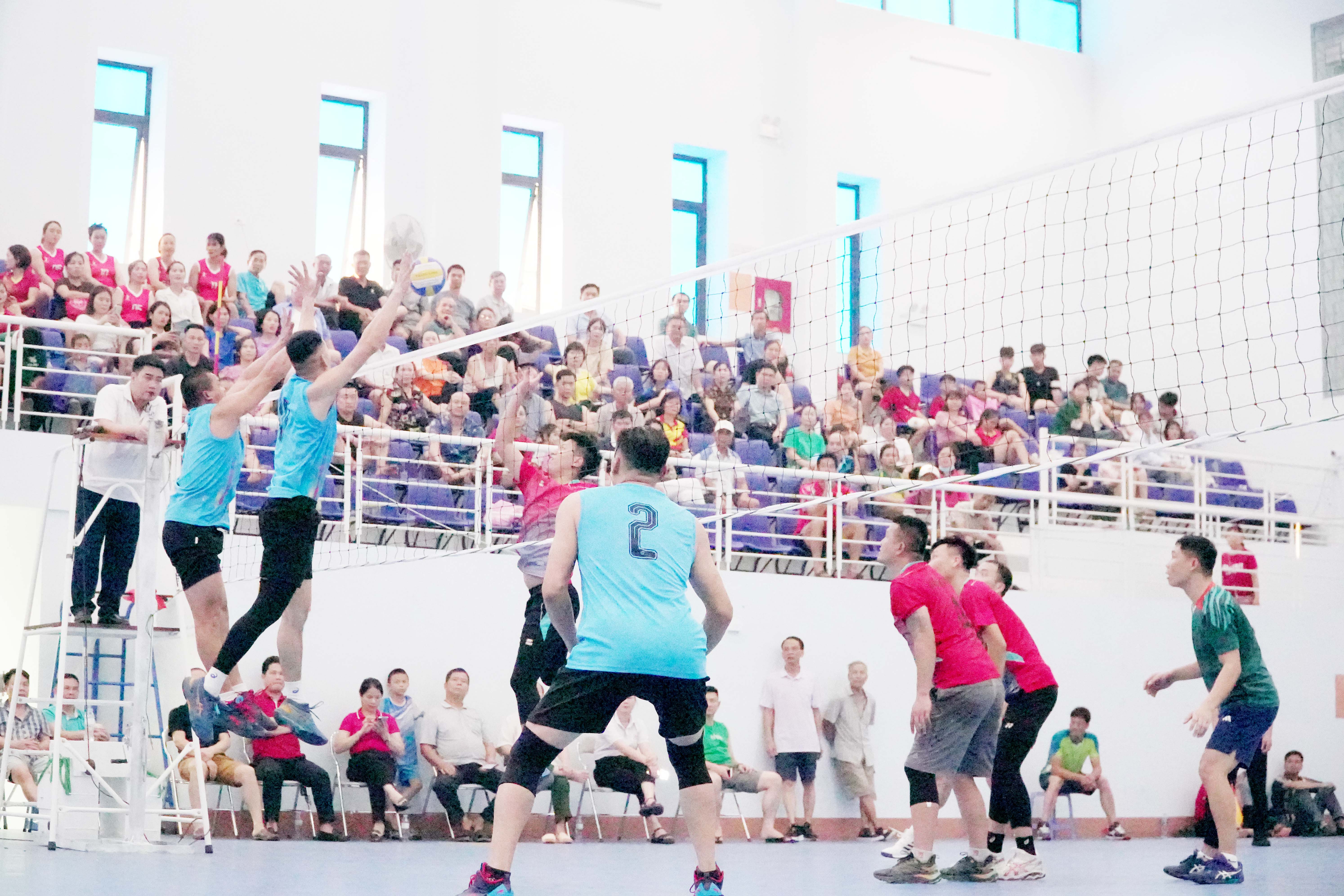 Một pha bóng gay cấn của hai đội bóng nam. một pha chắn bóng thành công của đội chi nhánh luyện đồng Lào Cai.JPG