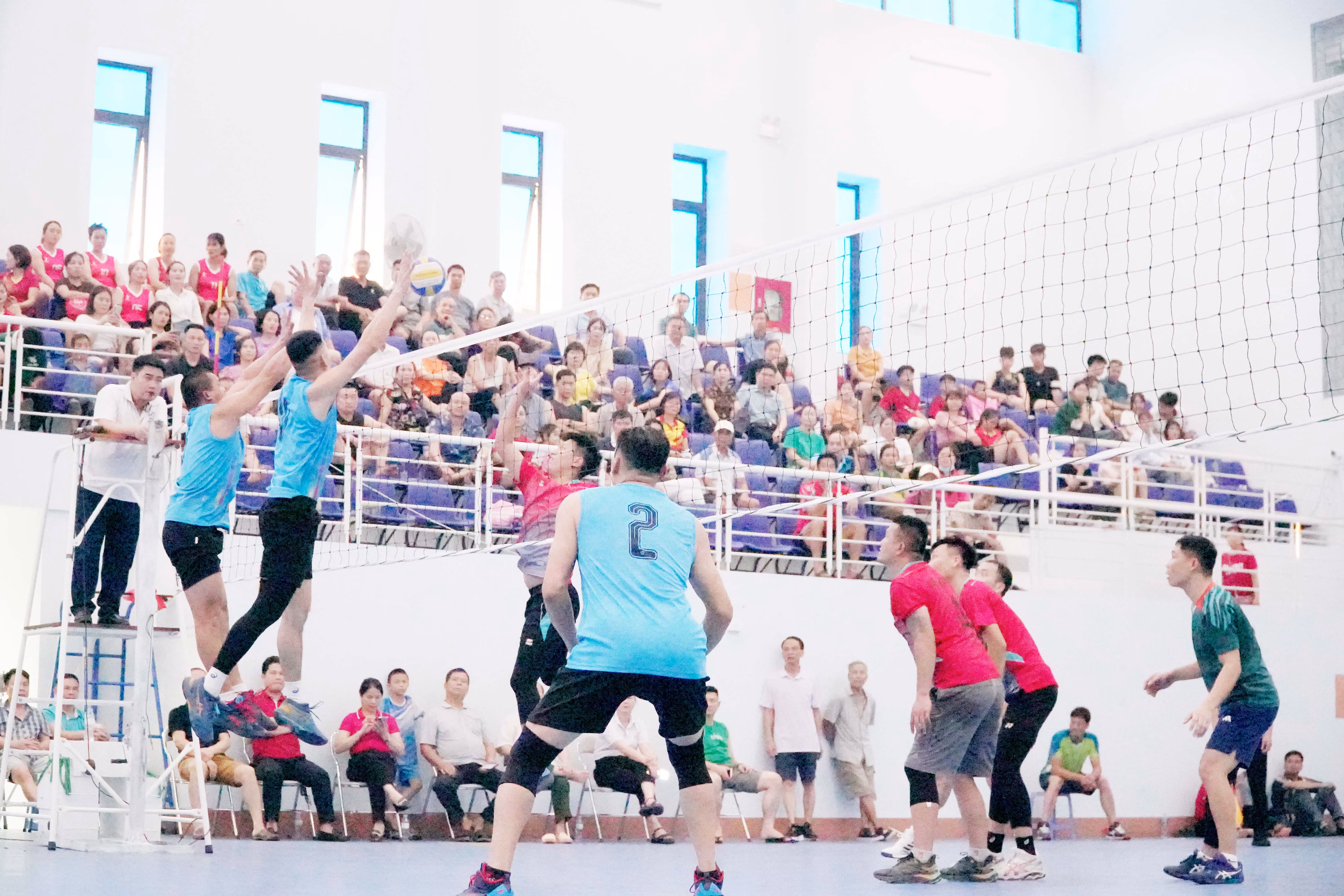 một pha chắn bóng thành công của đội chi nhánh luyện đồng Lào Cai.JPG