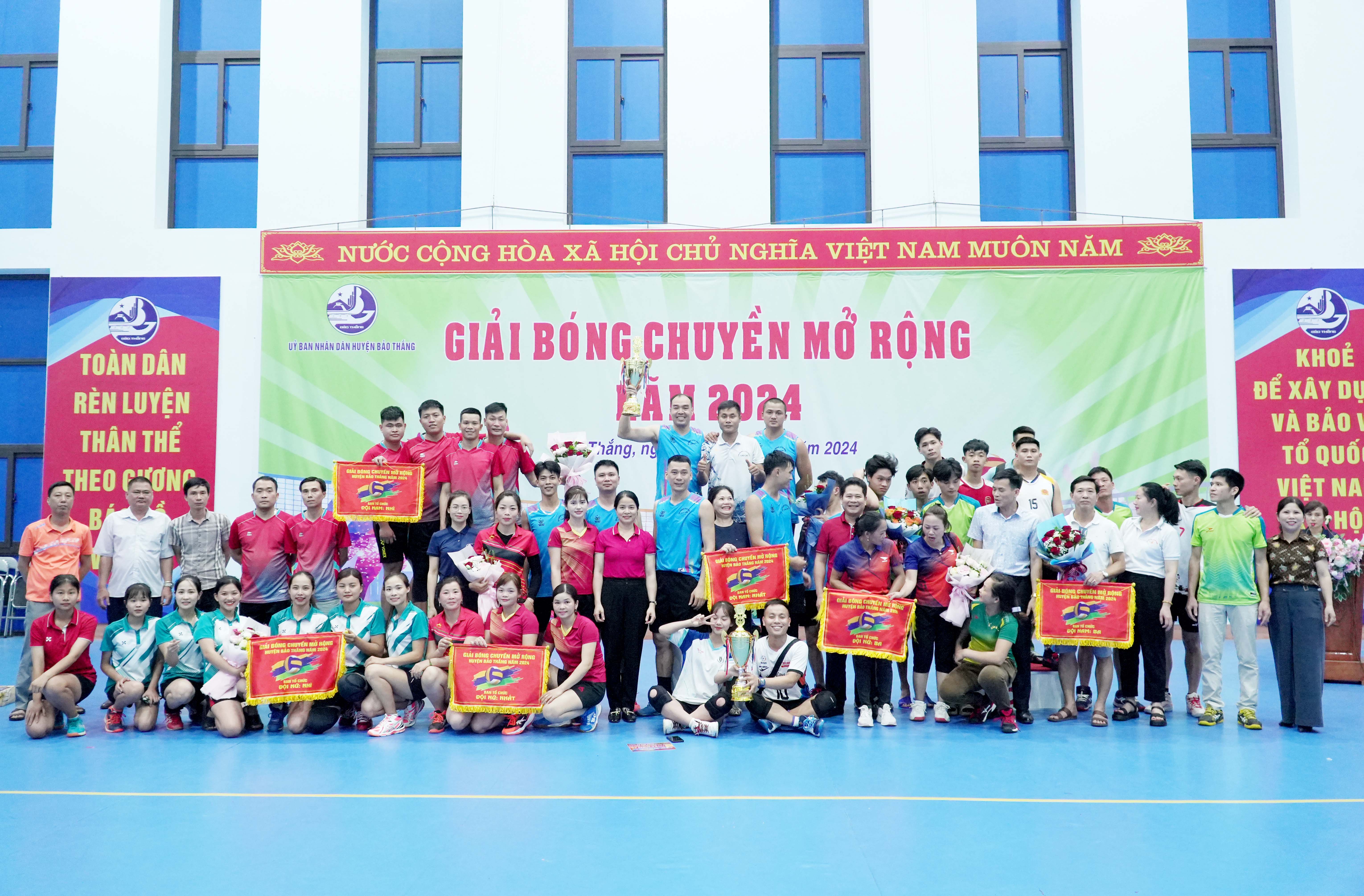 Gần 200 vận động viên tham gia giải đấu trong 3 ngày. chụp ảnh lưu niệm với các đội bóng Nam và Nữ đạt thành tích cao.JPG