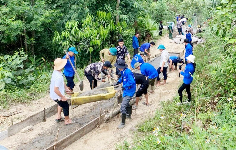 Lực lượng đoàn viên thanh niên tham gia đổ đường bê tông xi măng.jpg