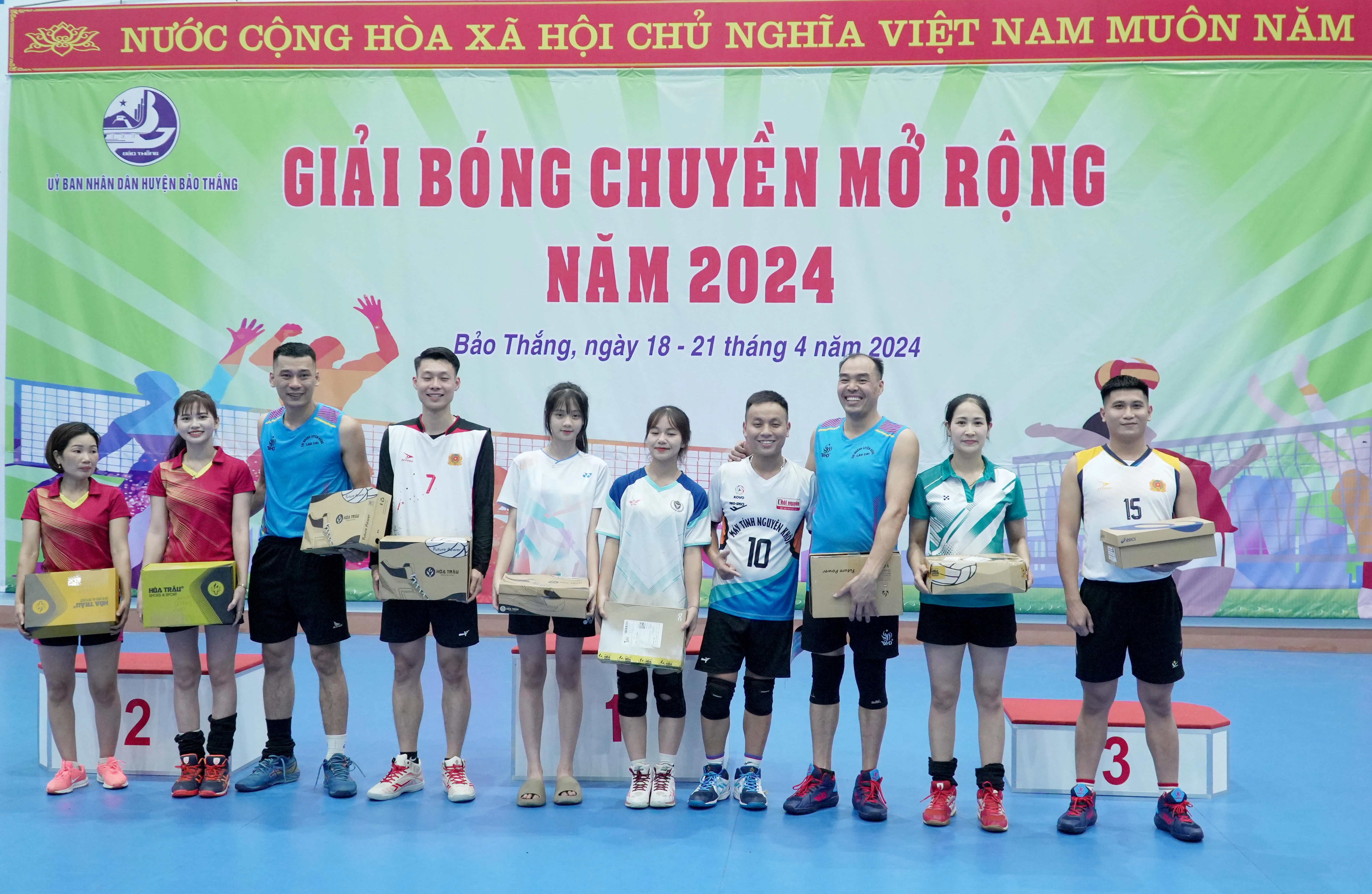 các giải phụ được nhà tài trợ trao giải.JPG