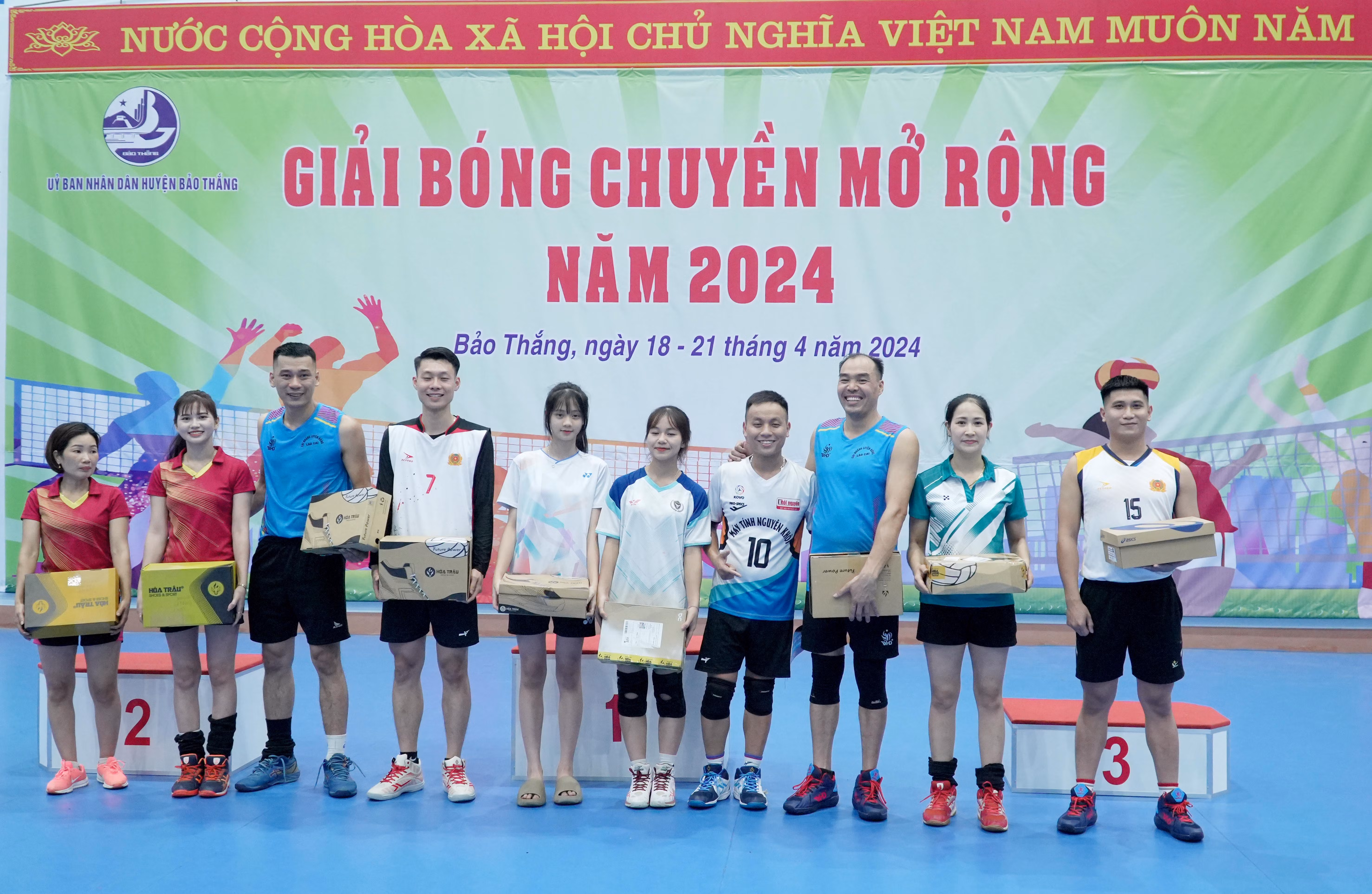 các giải phụ được nhà tài trợ trao giải.JPG