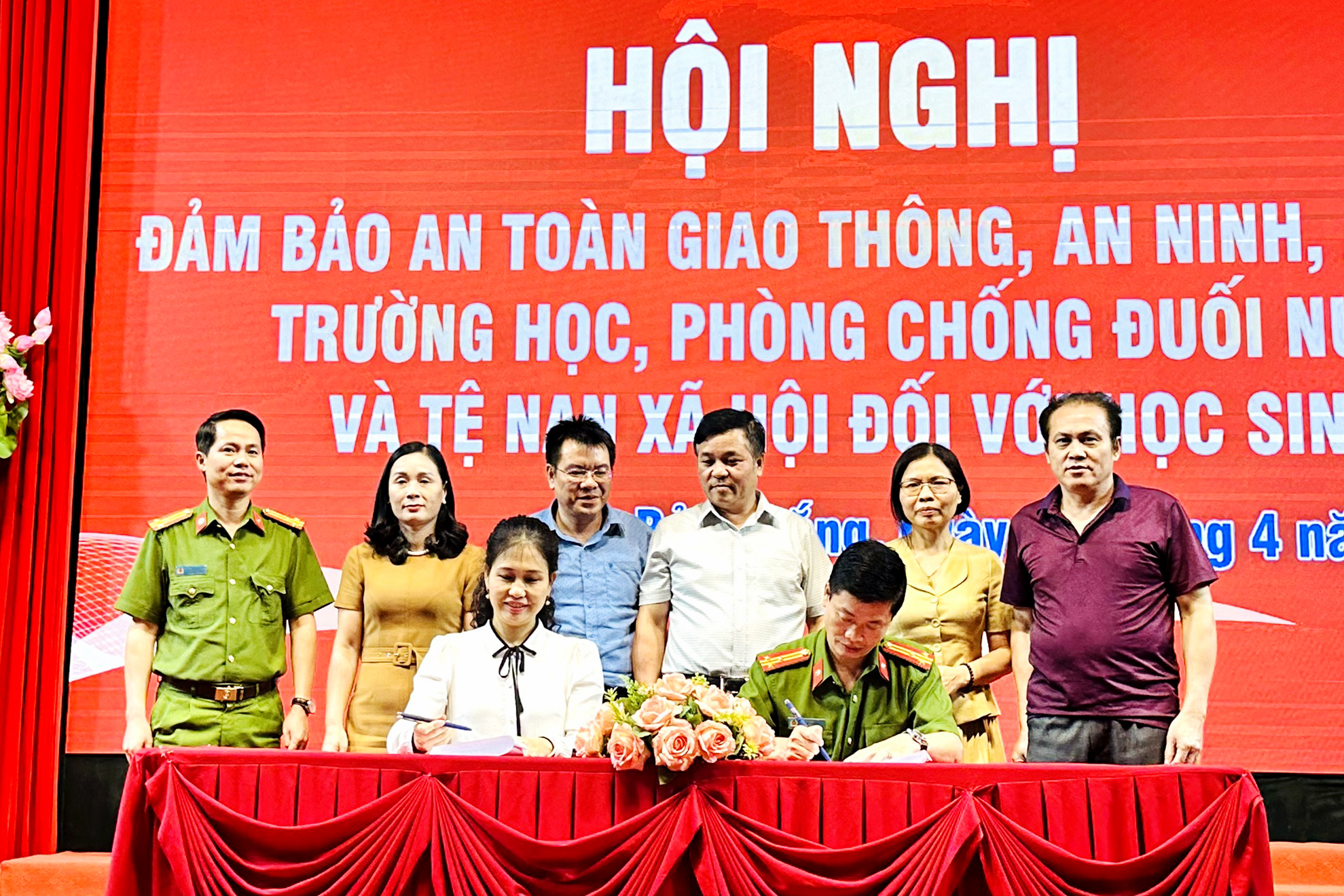 Công an huyện và Phòng Giáo dục - Đào tạo huyện Bảo Thắng ký quy chế phối hợp tuyên truyền năm 2024. z5353937322616_30d7e4af3a7545173b324b1ef16df032.jpg