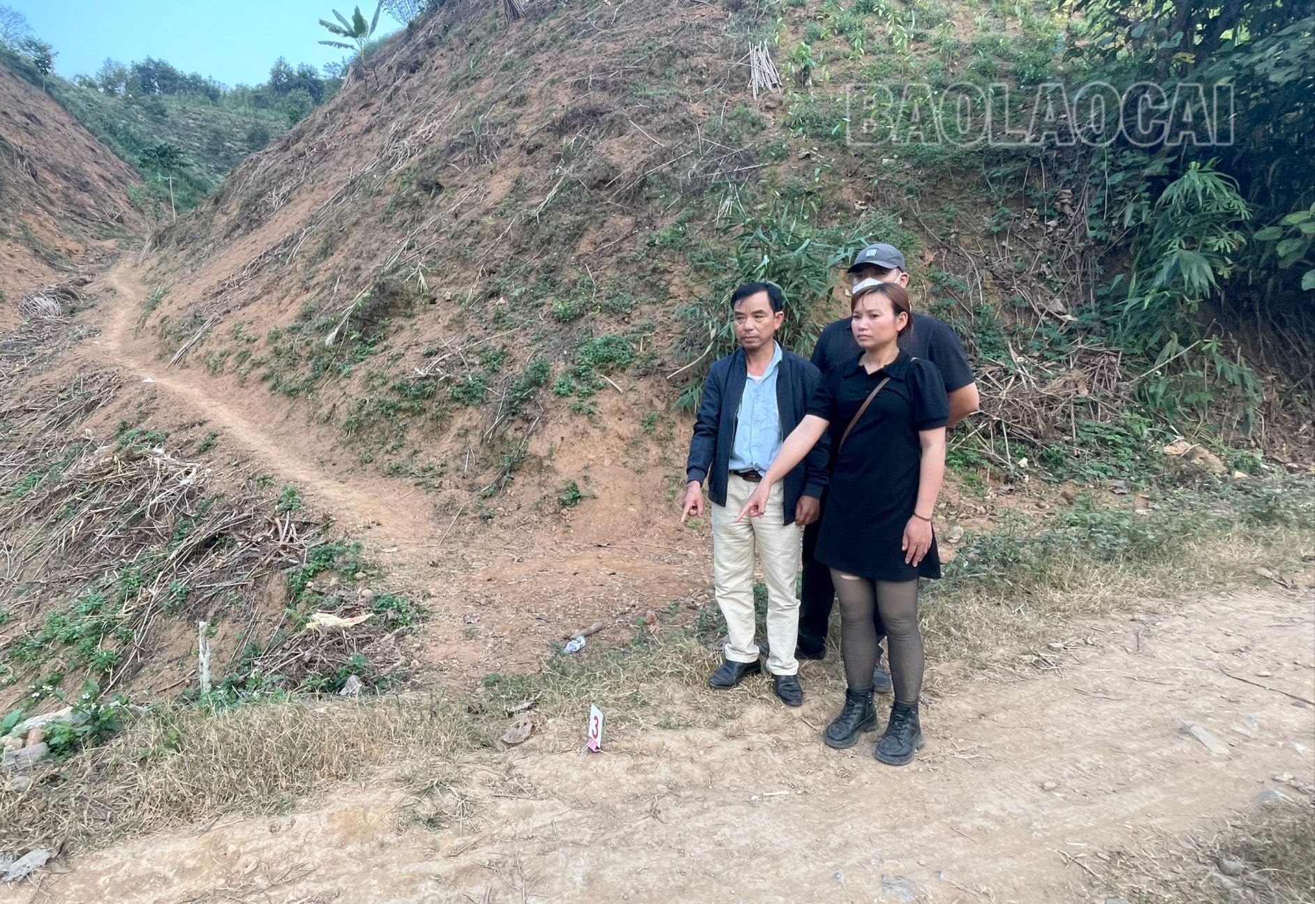 Các đối tượng trong vụ việc tổ chức, môi giới cho người xuất, nhập cảnh trái phép tại hiện trường gây án. z4978255666659-b6977ff1c642194991b62a928727bd3e-3501-336.jpg