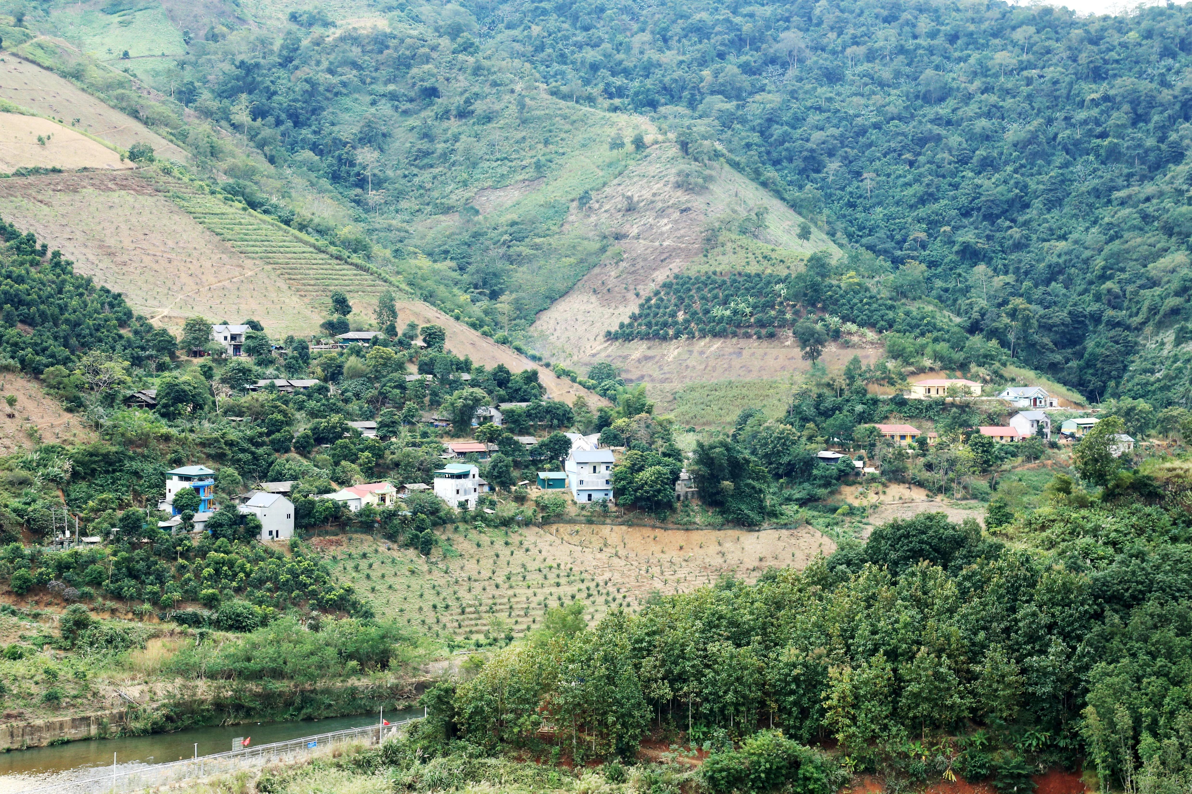Thôn Lũng Pô nơi sông Hồng chảy vào Việt Nam thuộc xã A Mú Sung, huyện Bát Xát.