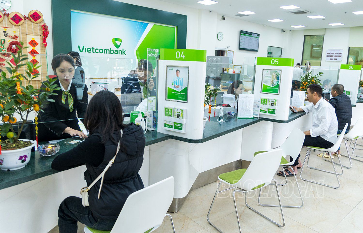 Vietcombank đón những vị khách đầu tiên của năm mới Giáp Thìn. z5165389953226_15d1d08c2f31db66f252d85759c5ac2c.jpg
