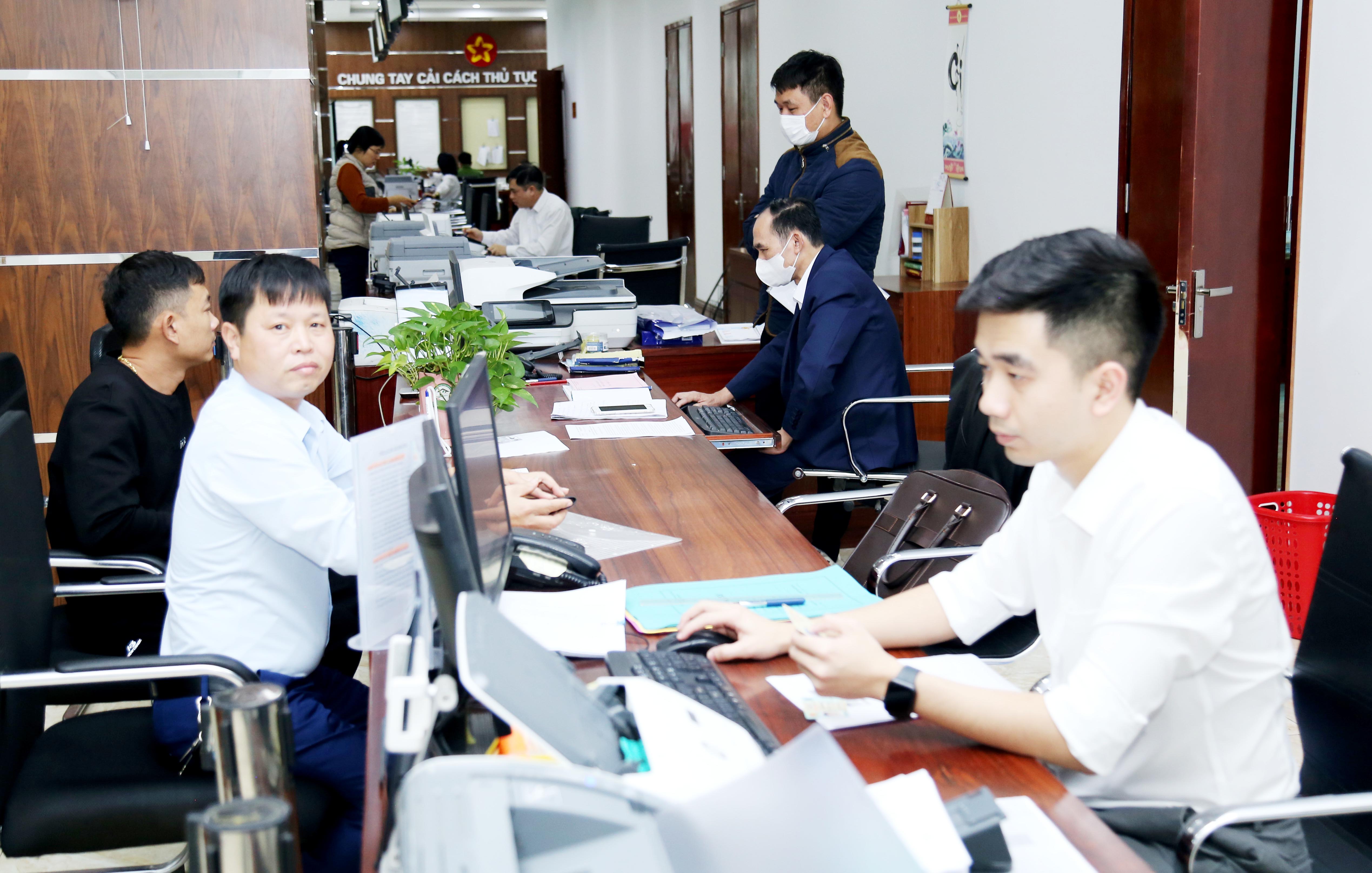 Trung tâm Phục vụ hành chính công hướng tới sự hài lòng của người dân, doanh nghiệp là hàng đầu. IMG_5108.JPG
