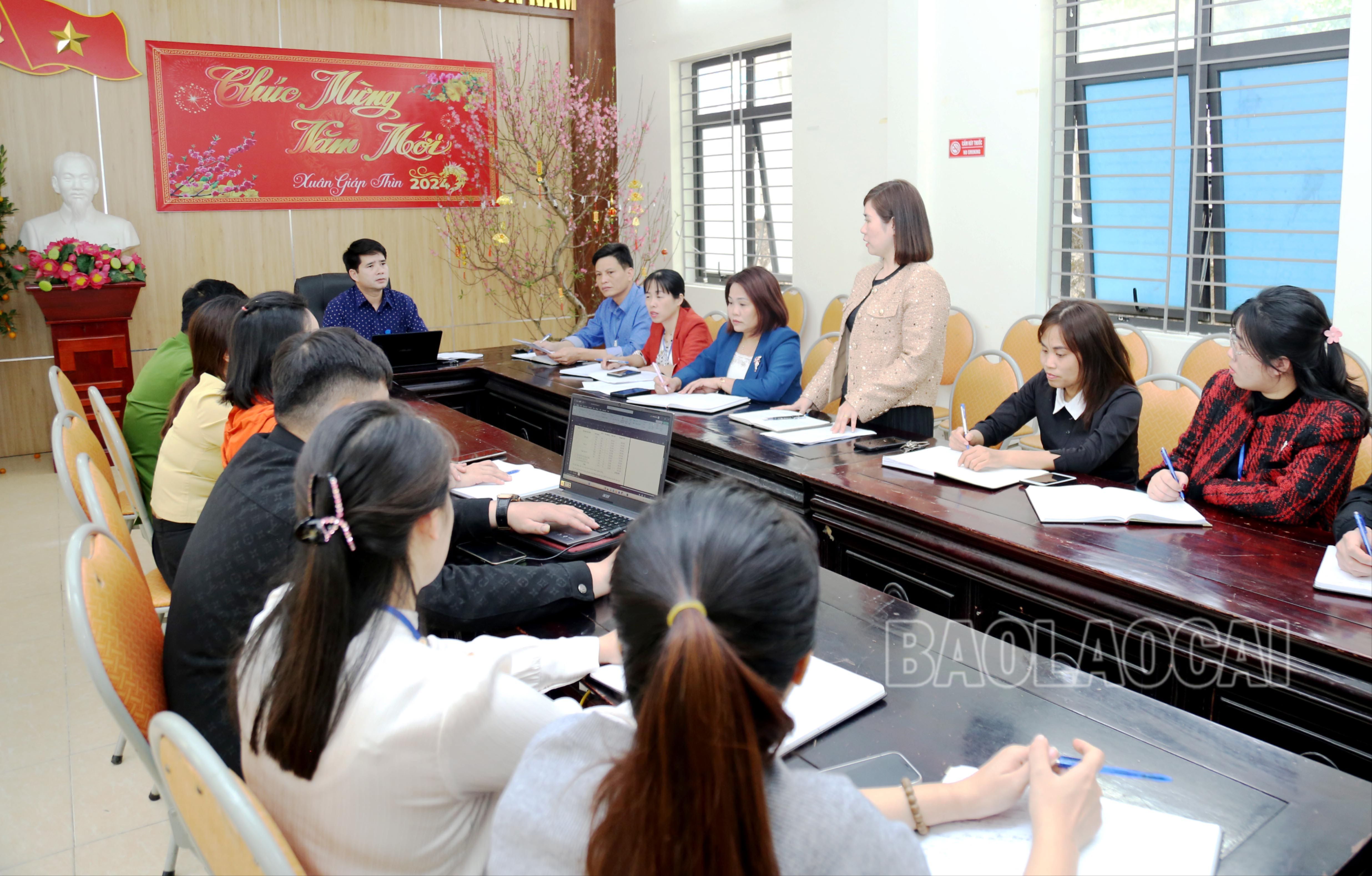 Cán bộ xã Cốc San nêu ý kiến về duy trì chế độ làm việc ngay từ đầu năm mới. IMG_5073.JPG