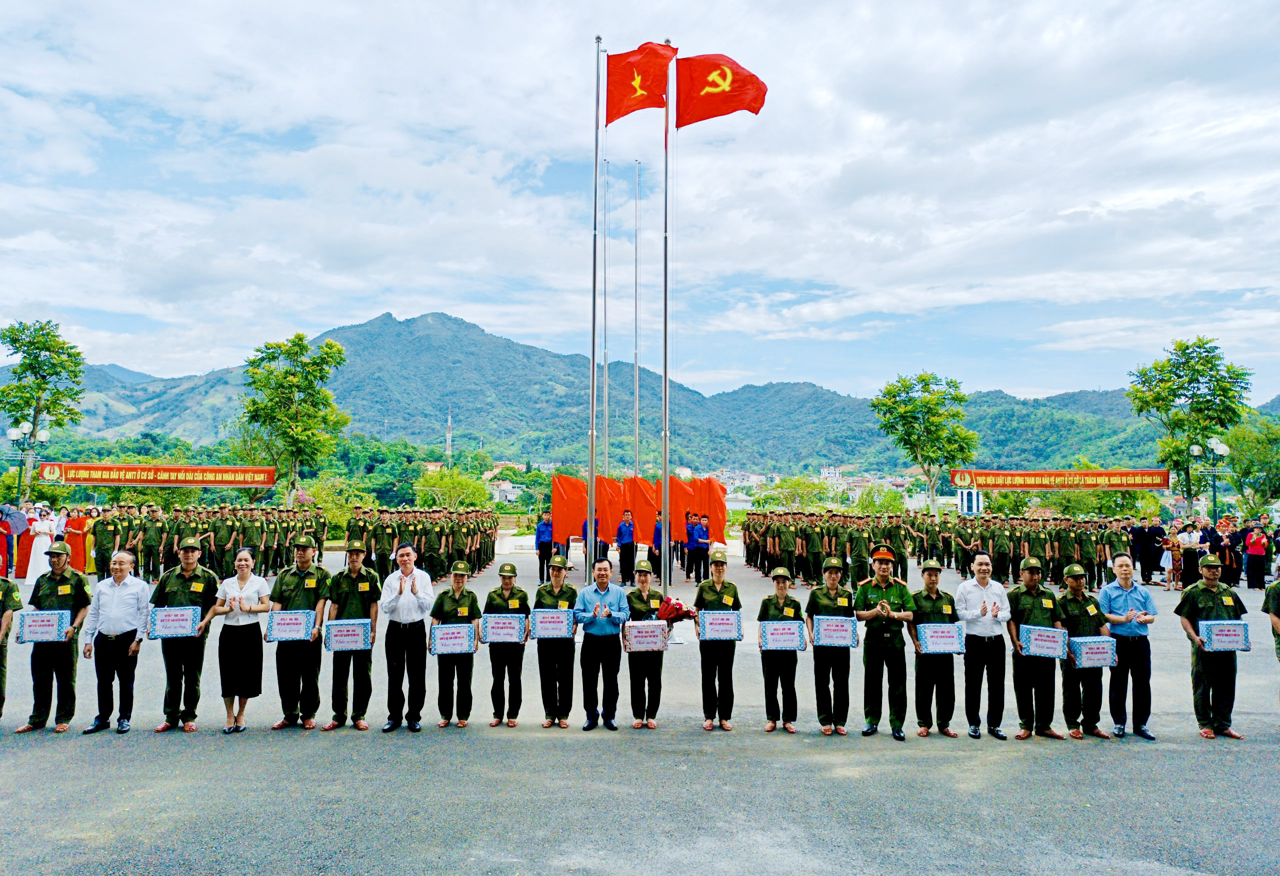 Các đồng chí lãnh đạo tỉnh, huyện trao quà lưu niệm cho các đơn vị tại lễ ra mắt. z5590414438574_46fc052daa7c31ba801d651a359dbf25.jpg