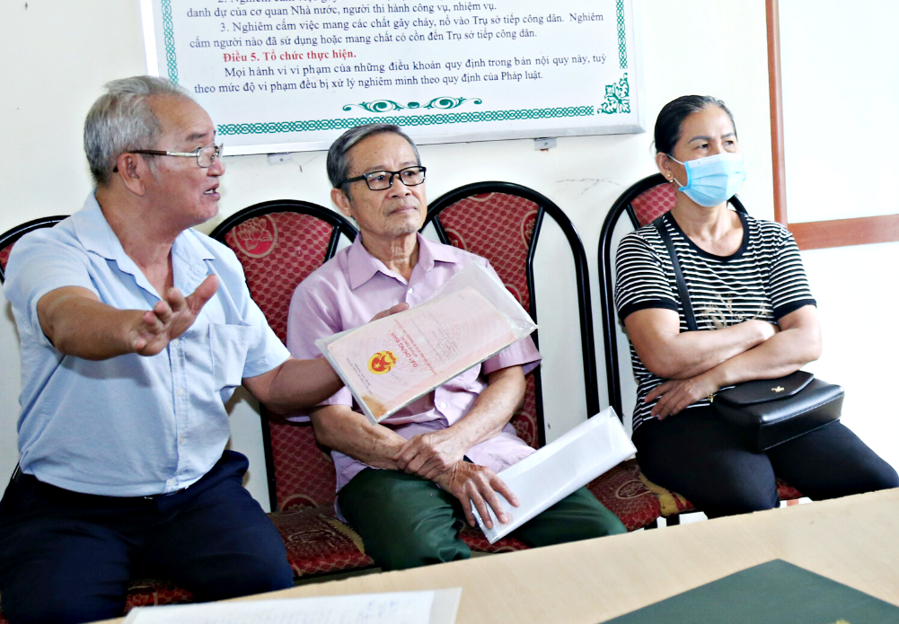Công dân chờ tới phiên Chủ tịch UBND thành phố Lào Cai tiếp xúc, đối thoại. 567.png