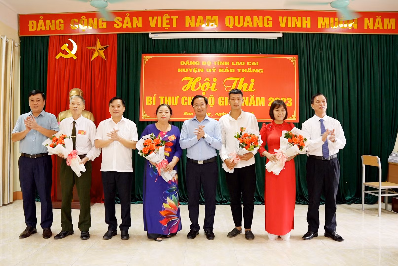 các đồng chí Thường trực huyện uỷ Bảo Thắng trao hoa kỉ niệm cho các thí sinh nam và nữ cao tuổi nahats và trẻ tuổi nhất hội thi.jpg