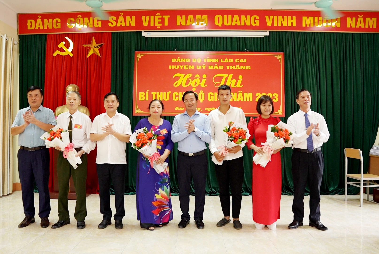 các đồng chí Thường trực huyện uỷ Bảo Thắng trao hoa kỉ niệm cho các thí sinh nam và nữ cao tuổi nahats và trẻ tuổi nhất hội thi.jpg