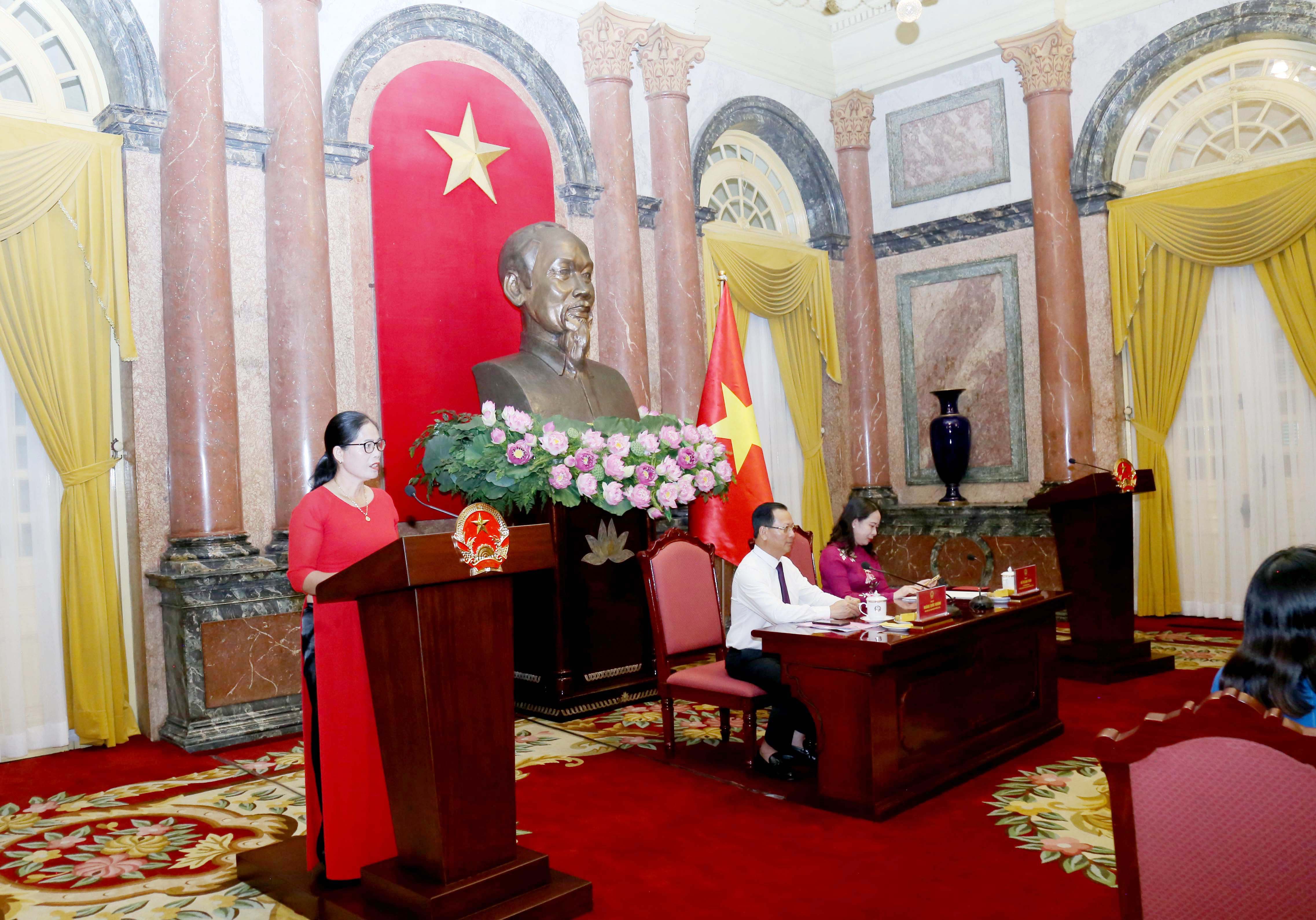 Các điển hình của tỉnh báo cáo thành tích. IMG_6166.JPG