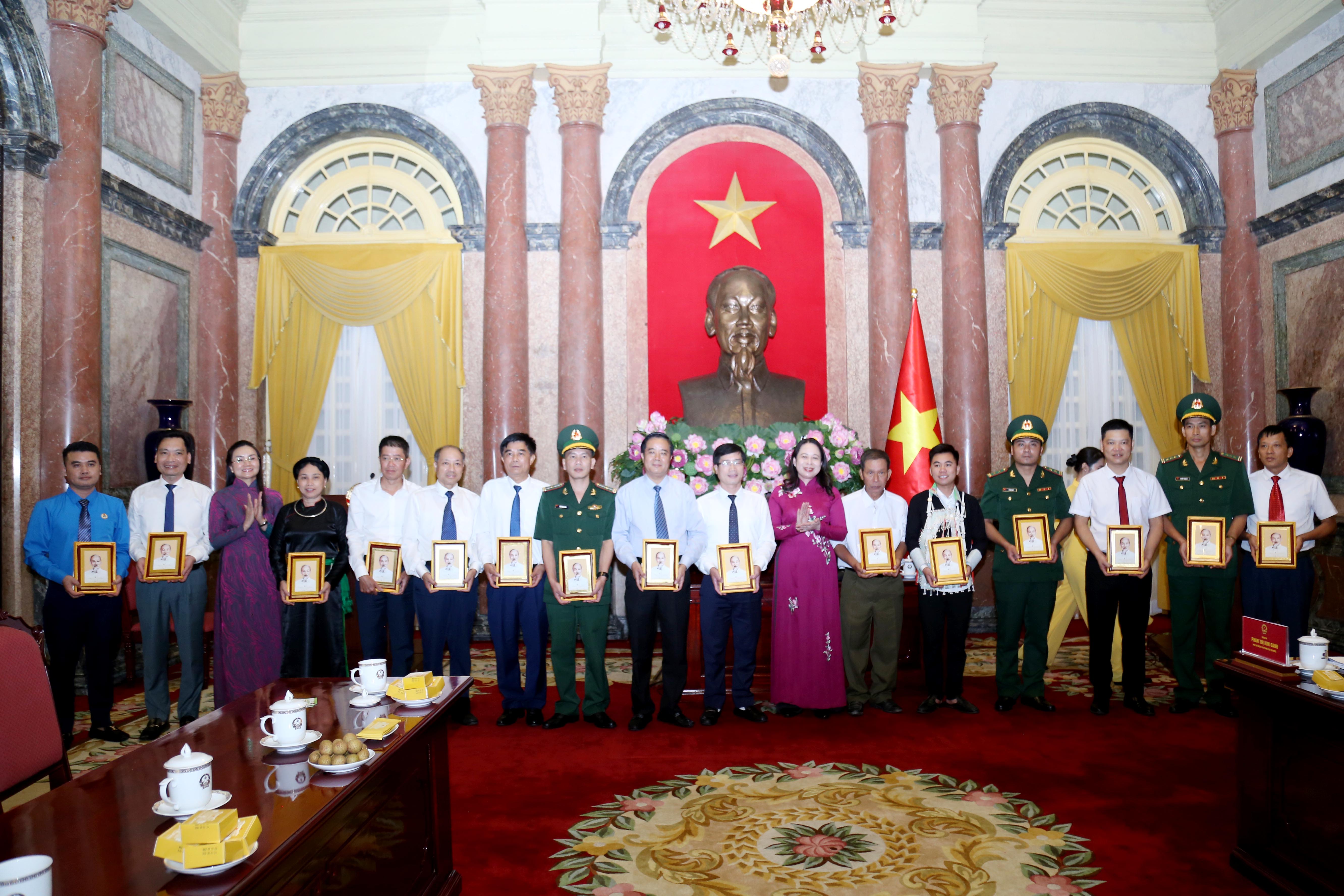 Các cá nhân, tập thể được nhận phần thưởng của Phó Chủ tịch nước. IMG_6252.JPG