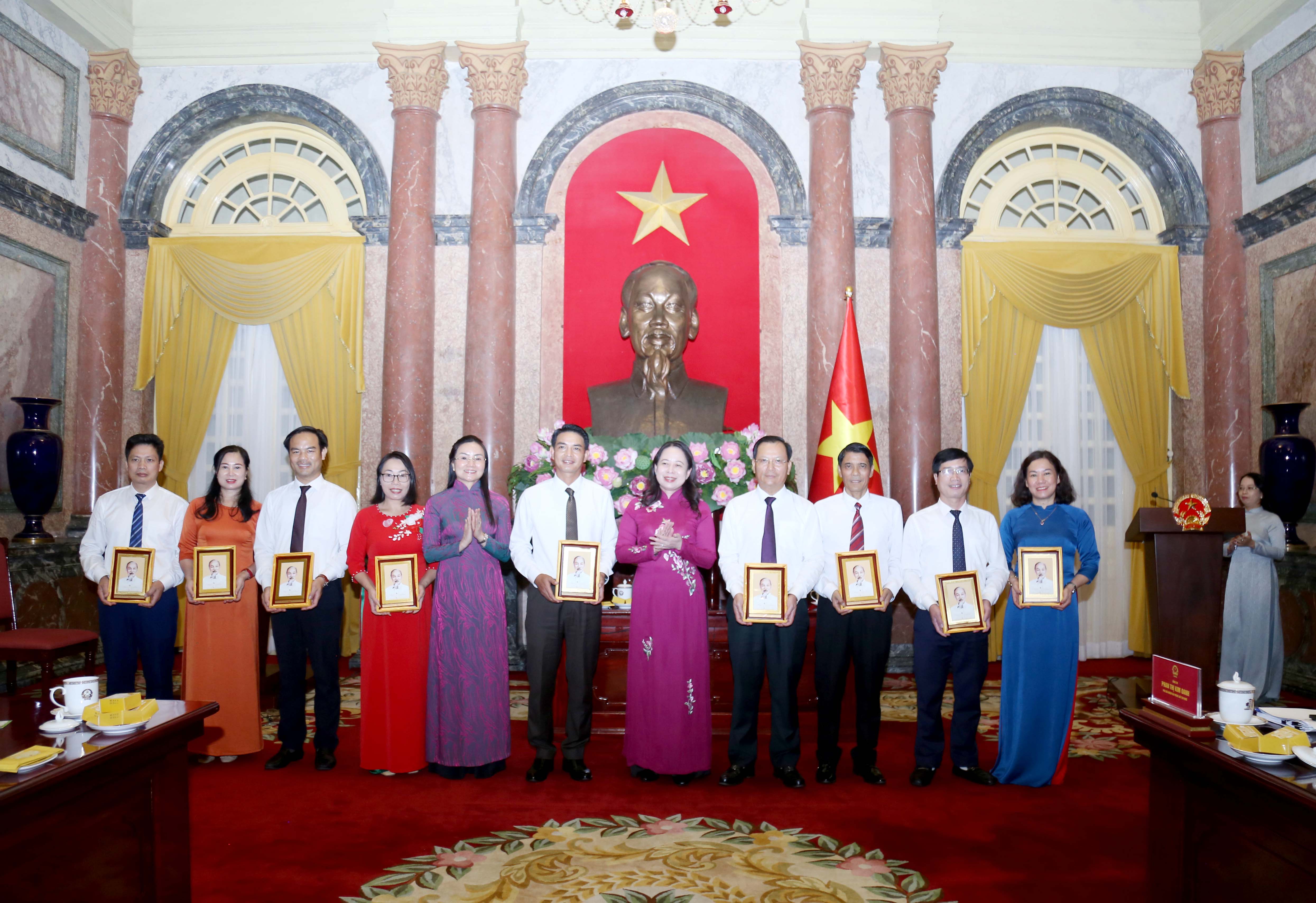 Phó Chủ tịch nước Võ Thị Ánh Xuân tặng ảnh Bác Hồ cho đoàn công tác. IMG_6256.JPG