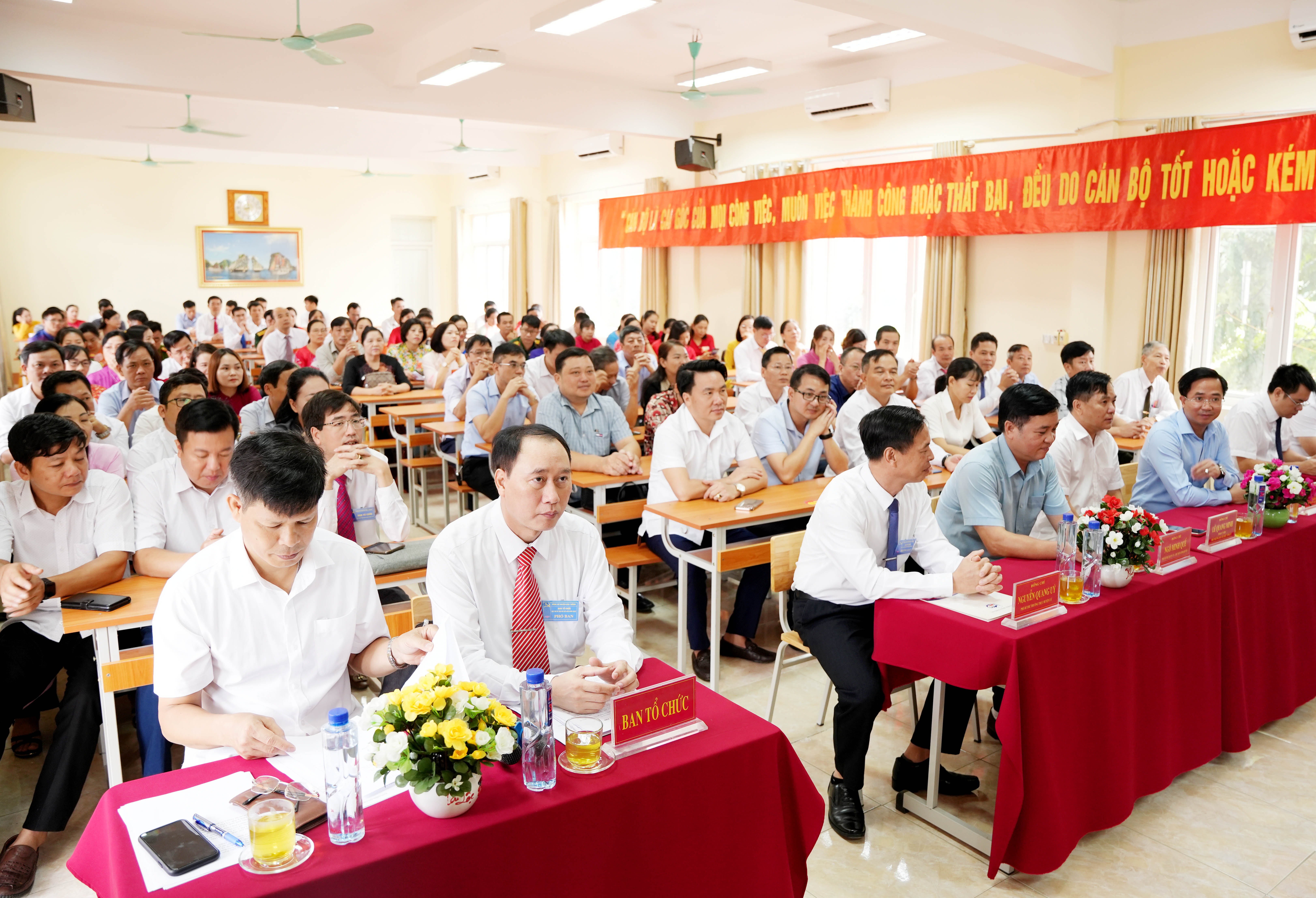 55 thí sinh tham gia hội thi. Đại biểu và thí sinh dự khai mạc.JPG