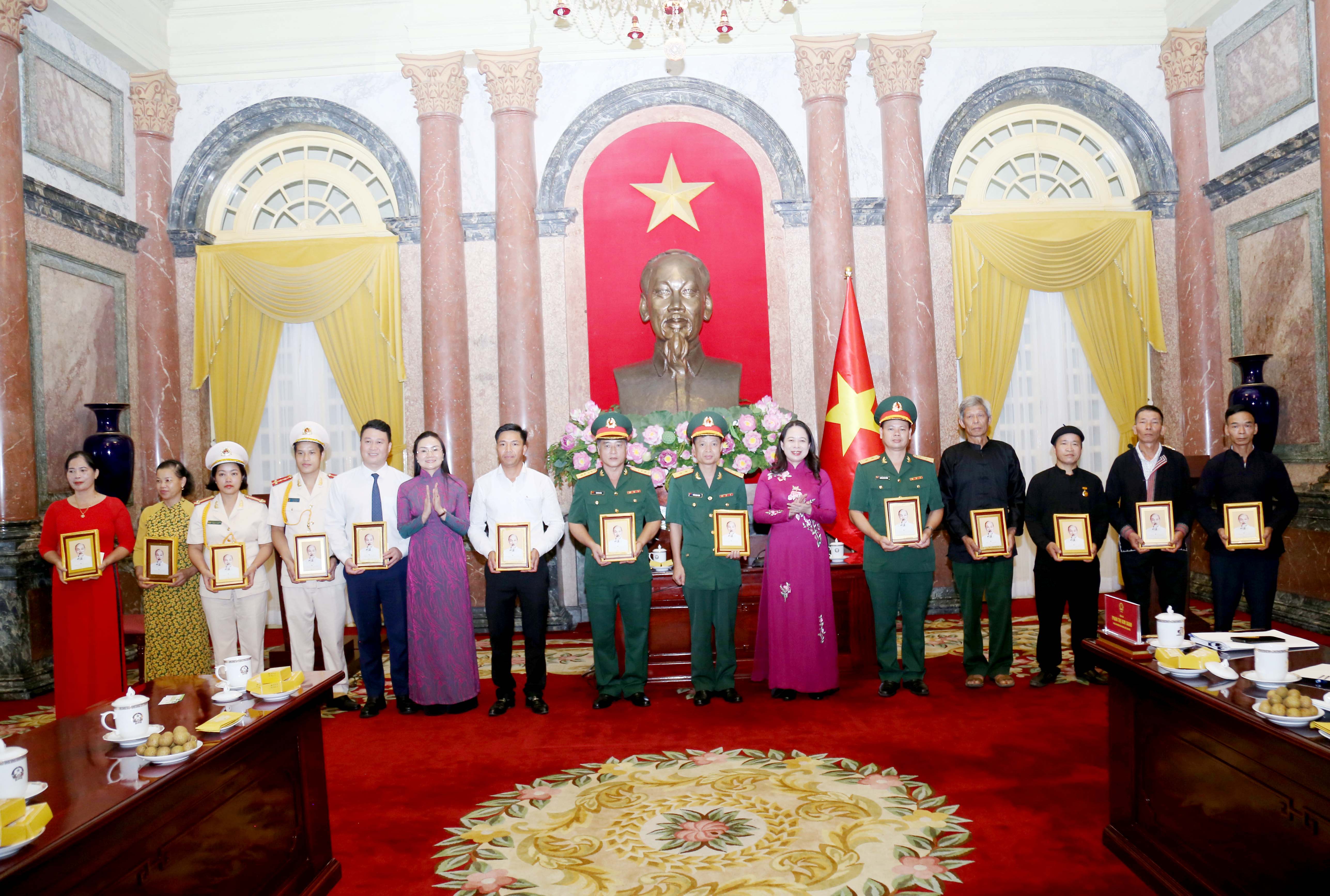 Các cá nhân, tập thể được nhận phần thưởng của Phó Chủ tịch nước. IMG_6247.JPG