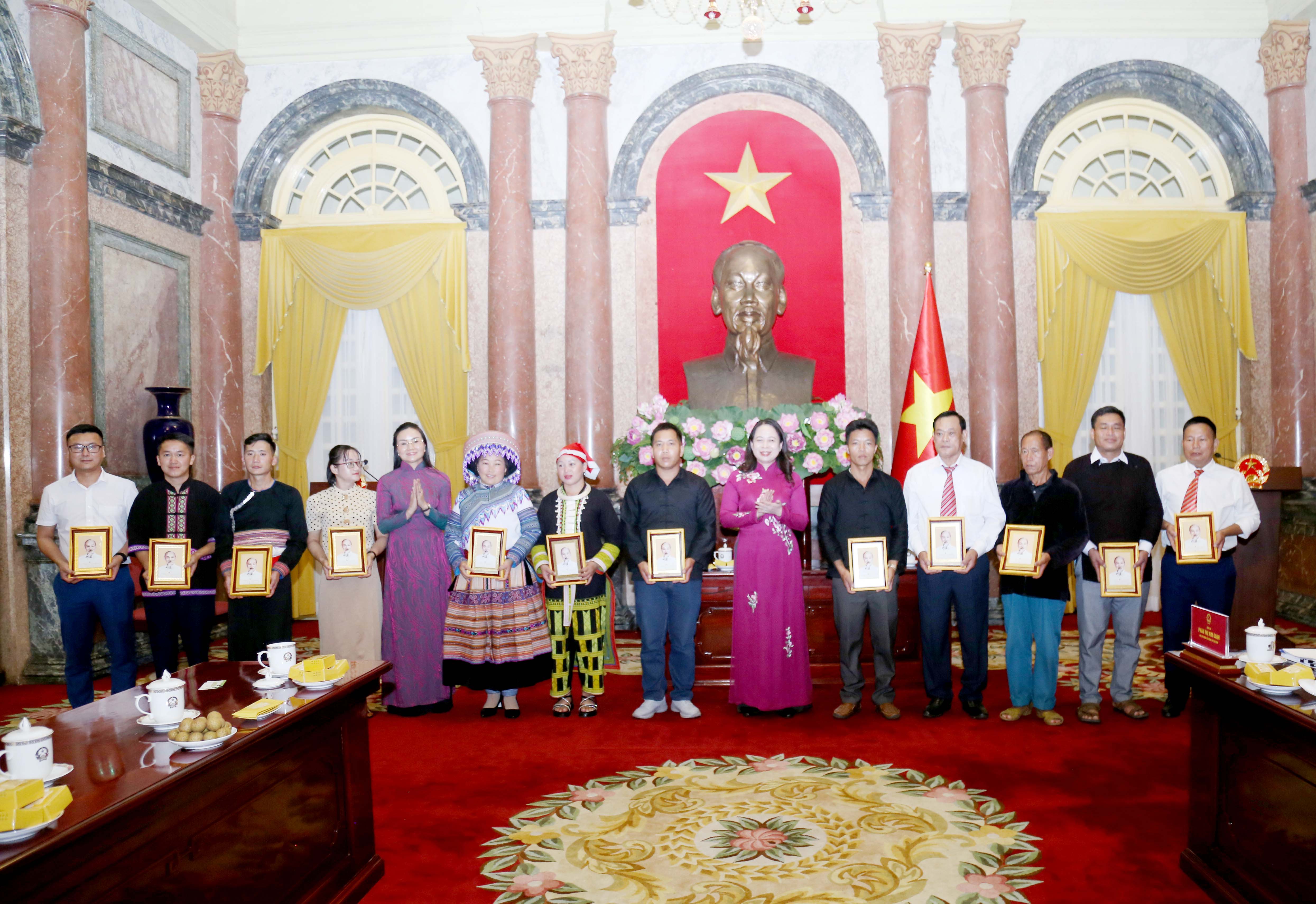 Các cá nhân, tập thể được nhận phần thưởng của Phó Chủ tịch nước. IMG_6244.JPG