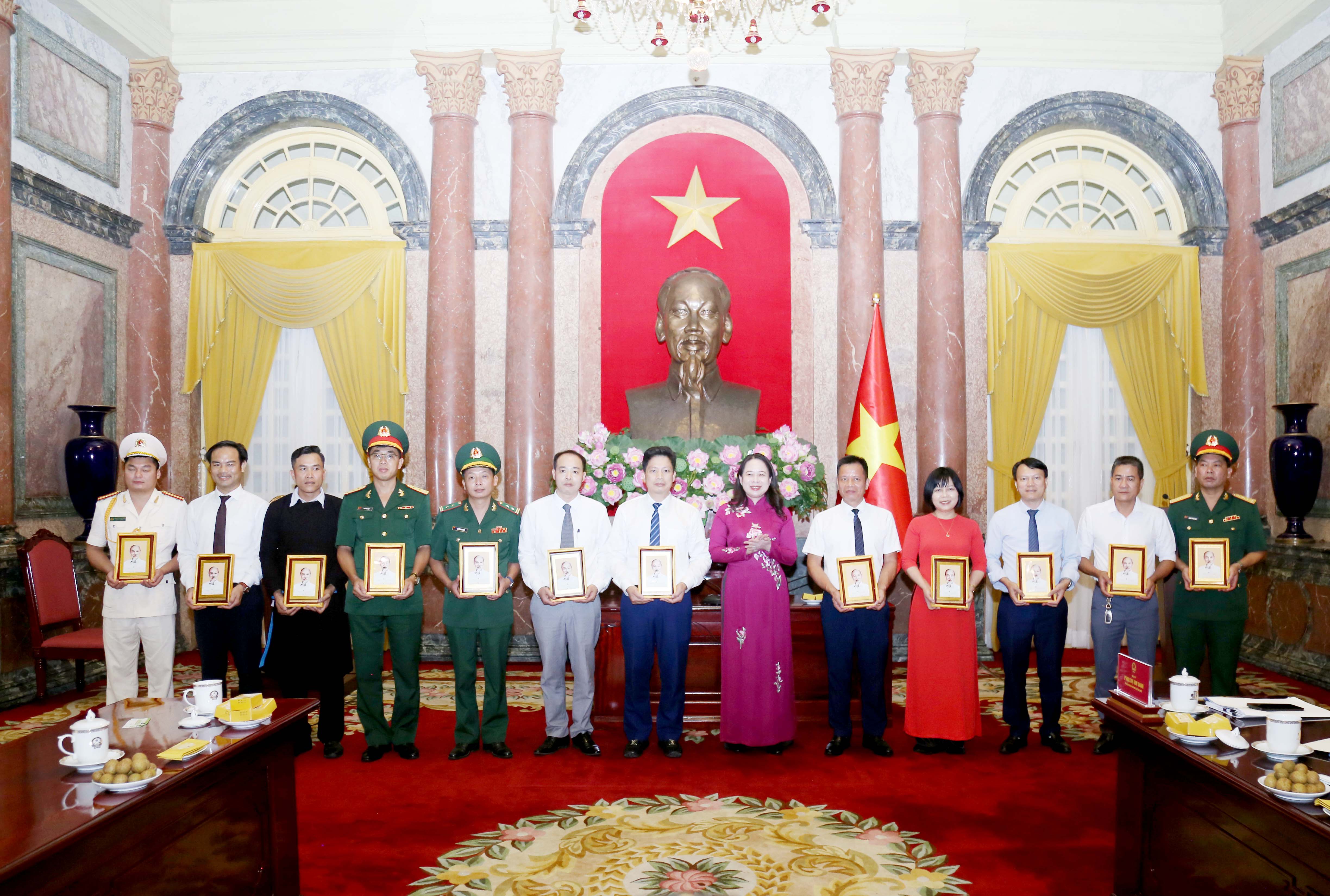 Các cá nhân, tập thể được nhận phần thưởng của Phó Chủ tịch nước. IMG_6242.JPG