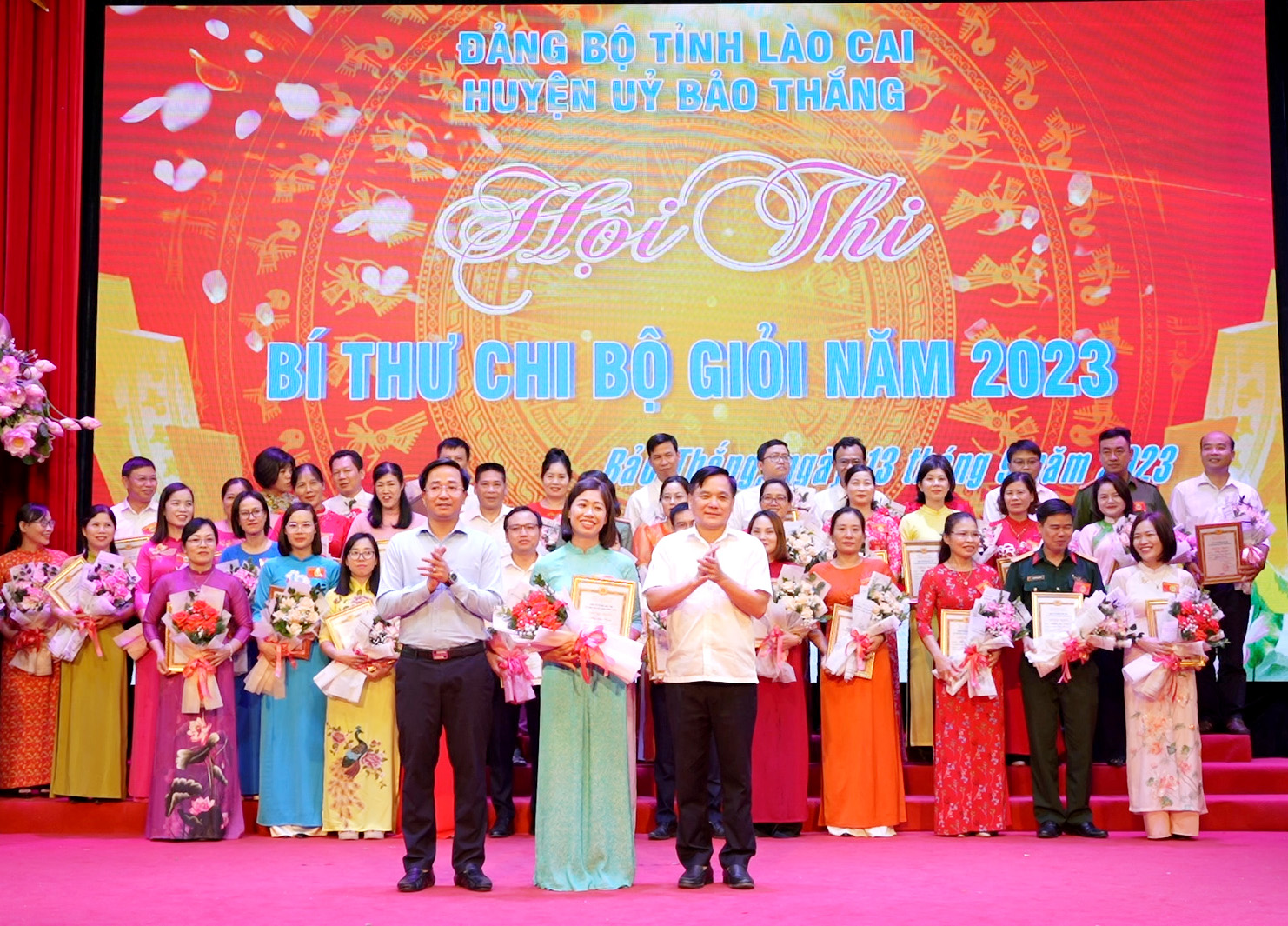 Trao giải Nhất cho thí sinh Khối chi bộ cơ quan, đơn vị. Đồng chí phó trưởng ban tổ chức tỉnh uỷ và đổng chí bí thư huyện uỷ trao giải nhất cho thí sinh khối cơ quan đơn vị.jpg