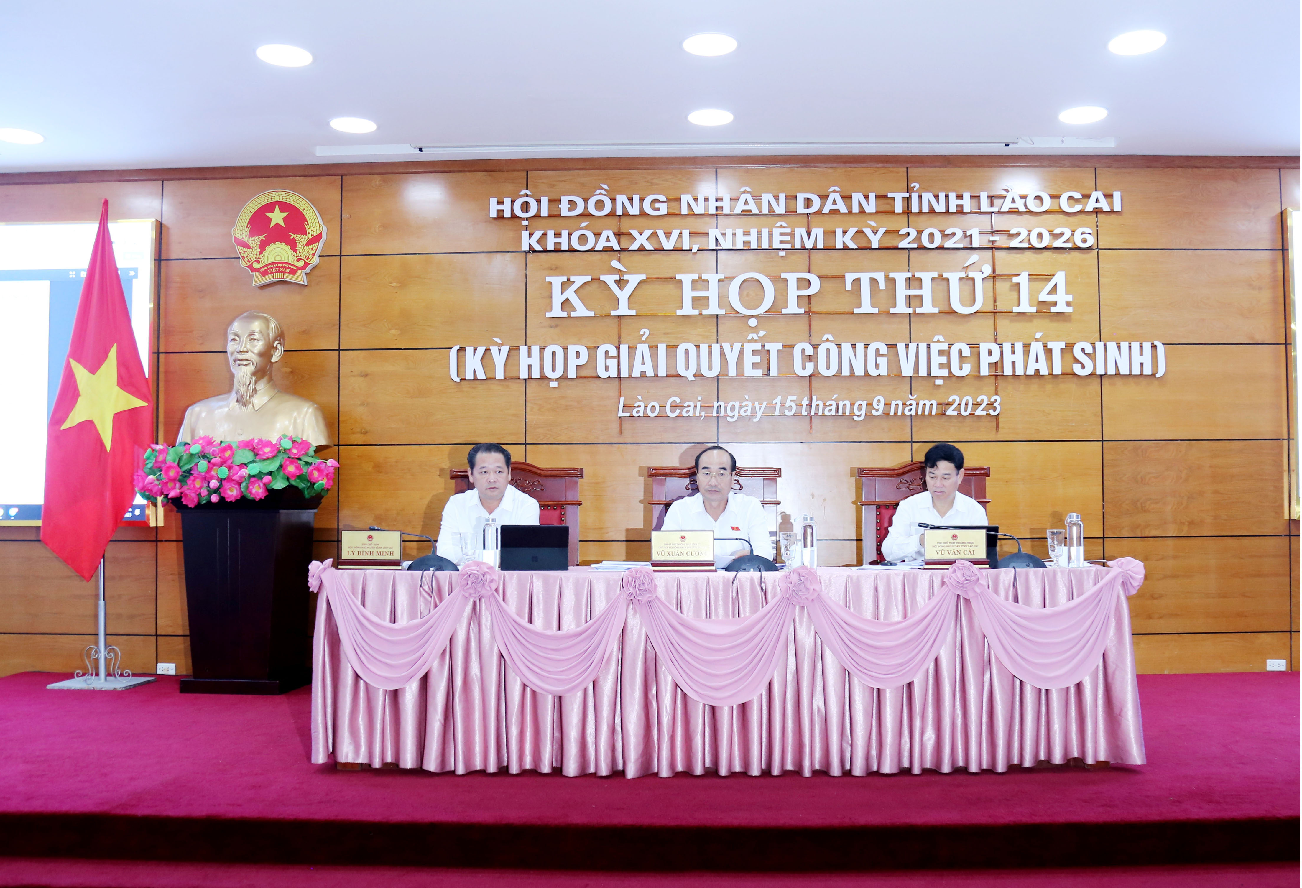 Các đồng chí Thường trực HĐND tỉnh chủ trì kỳ họp. IMG_5598.JPG