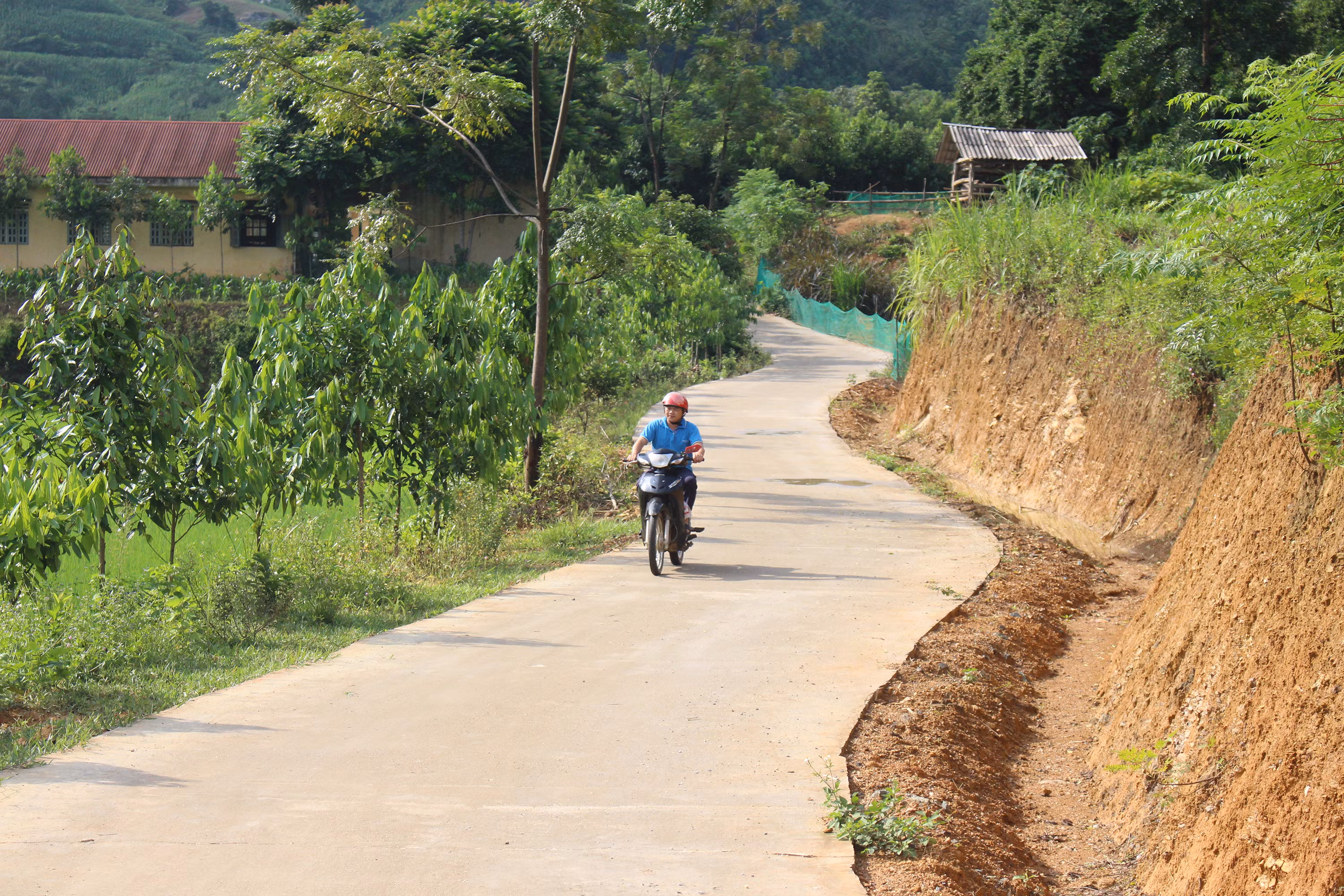 Tuyến đường Khe Thượng Làng Mới - Làng Chảng được đổ bê tông kiên cố.JPG