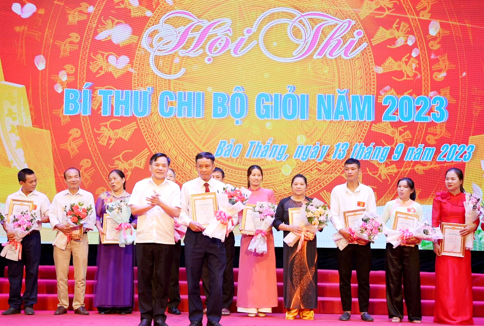 Trao giải Nhất cho thí sinh Khối chi bộ thôn, tổ dân phố. Đồng chí Lê Quang Minh - Uỷ viên BCH đảng bộ tỉnh, phó trưởng ban thường trực Ban tổ chức tỉnh uỷ Lào Cai trao giải nhất cho thí sinh khối thôn tổ dân phố .jpg
