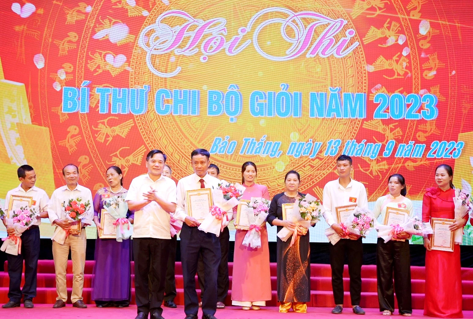 Đồng chí Lê Quang Minh - Uỷ viên BCH đảng bộ tỉnh, phó trưởng ban thường trực Ban tổ chức tỉnh uỷ Lào Cai trao giải nhất cho thí sinh khối thôn tổ dân phố .jpg