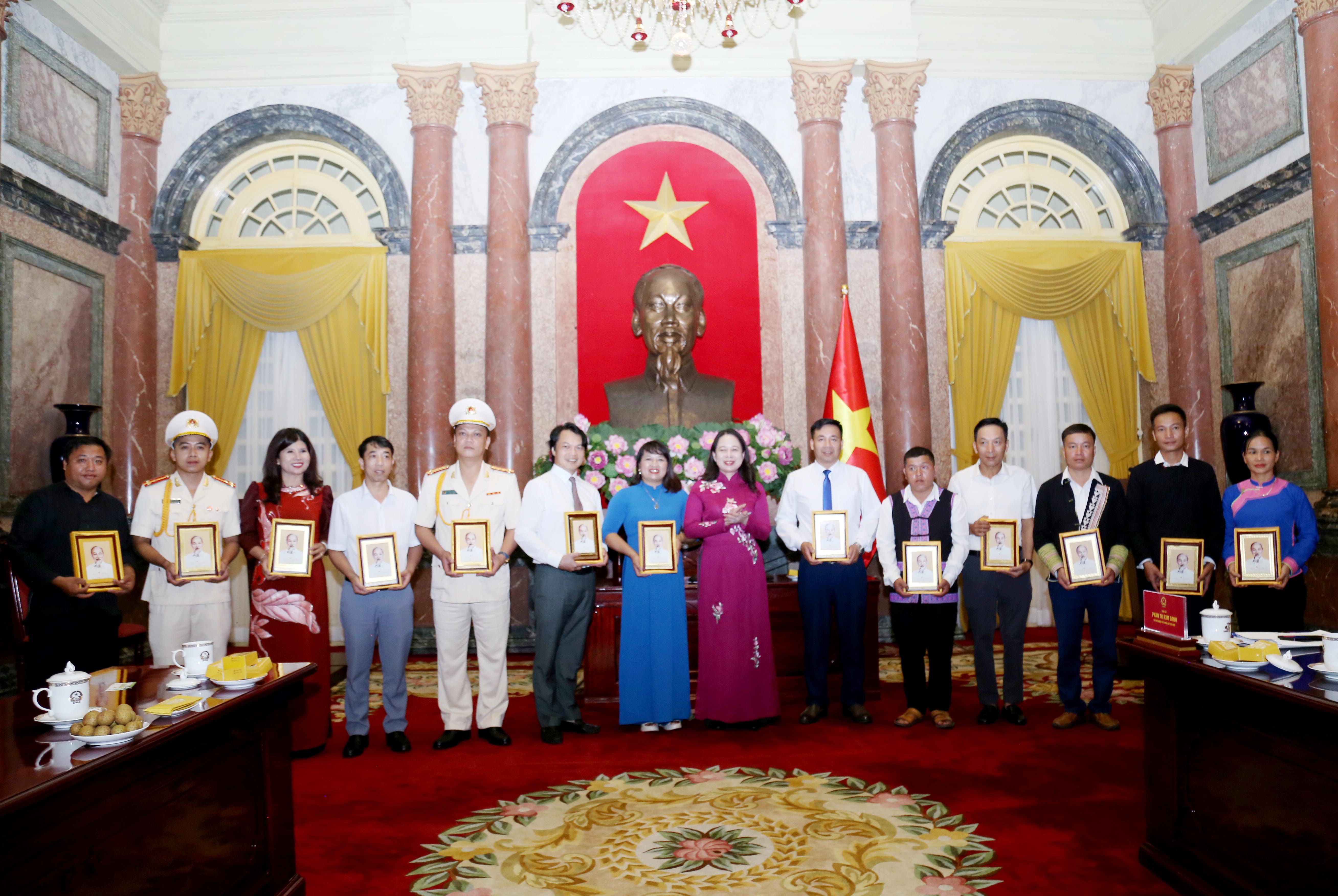 Các cá nhân, tập thể được nhận phần thưởng của Phó Chủ tịch nước. IMG_6237.JPG