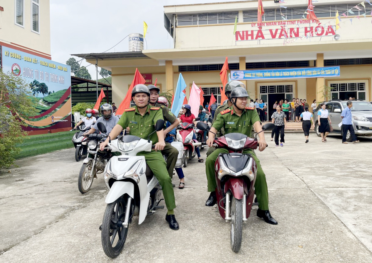 Diễu hành tuyên truyền về bình đẳng giới tại thị trấn Nông trường Phong Hải. z4695479535948_bd994fc462b6c052f610b4f5f421943e.jpg