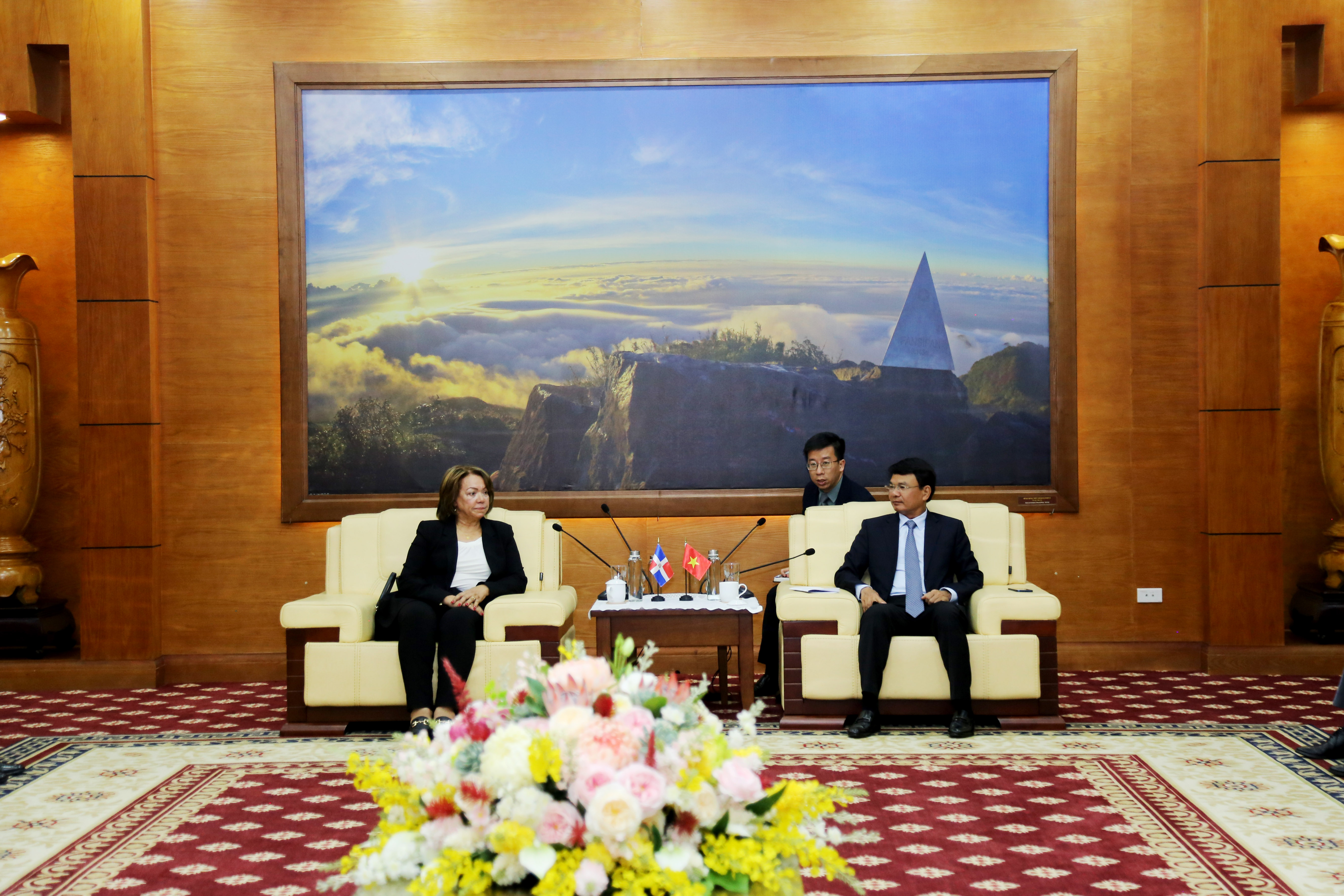 Hai bên cùng trao đổi thông tin, những khả năng hợp tác, nâng cấp mối quan hệ đối ngoại. IMG_0853.JPG