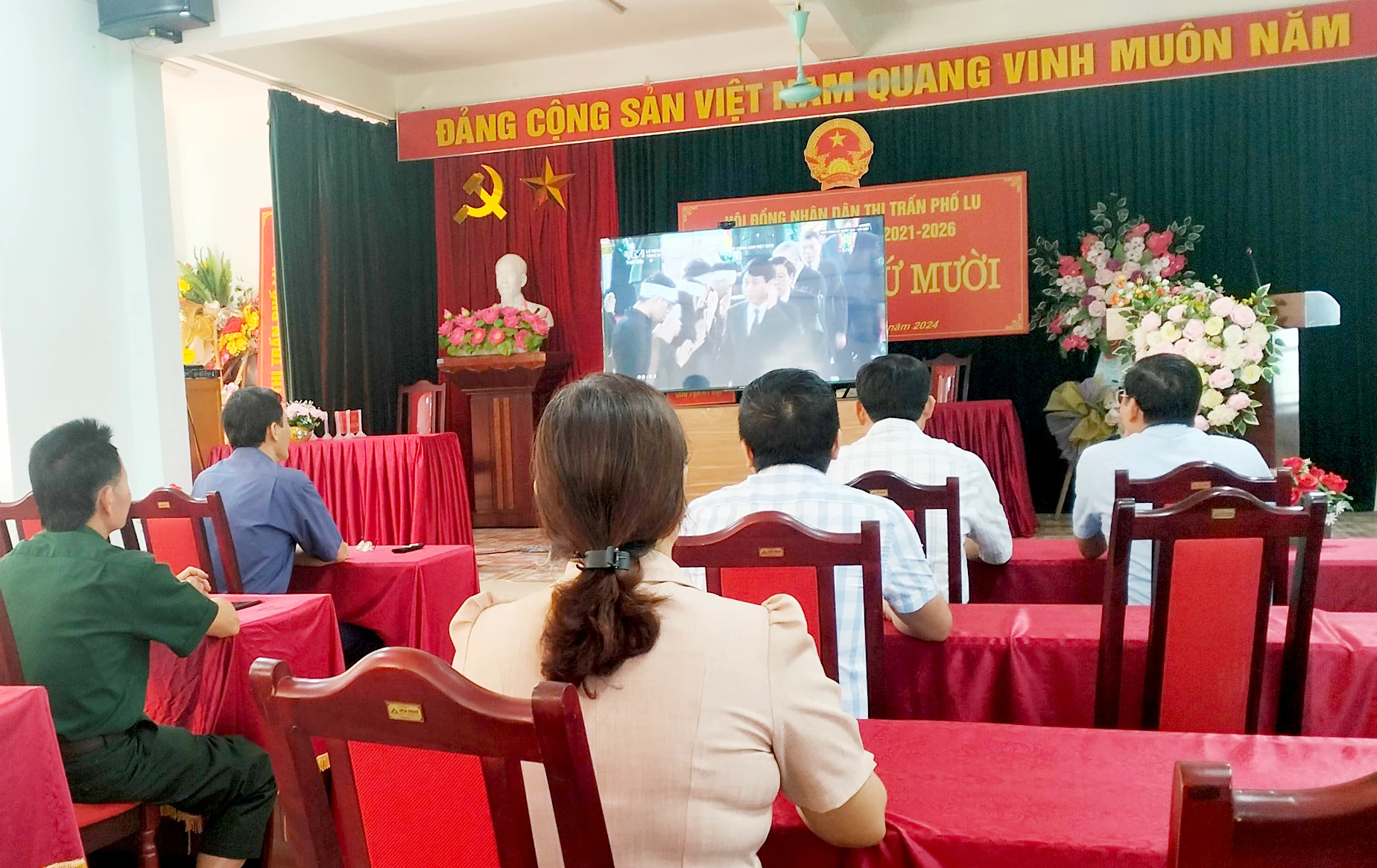Đảng ủy thị trấn Phố Lu tổ chức theo dõi Lễ viếng qua truyền hình.