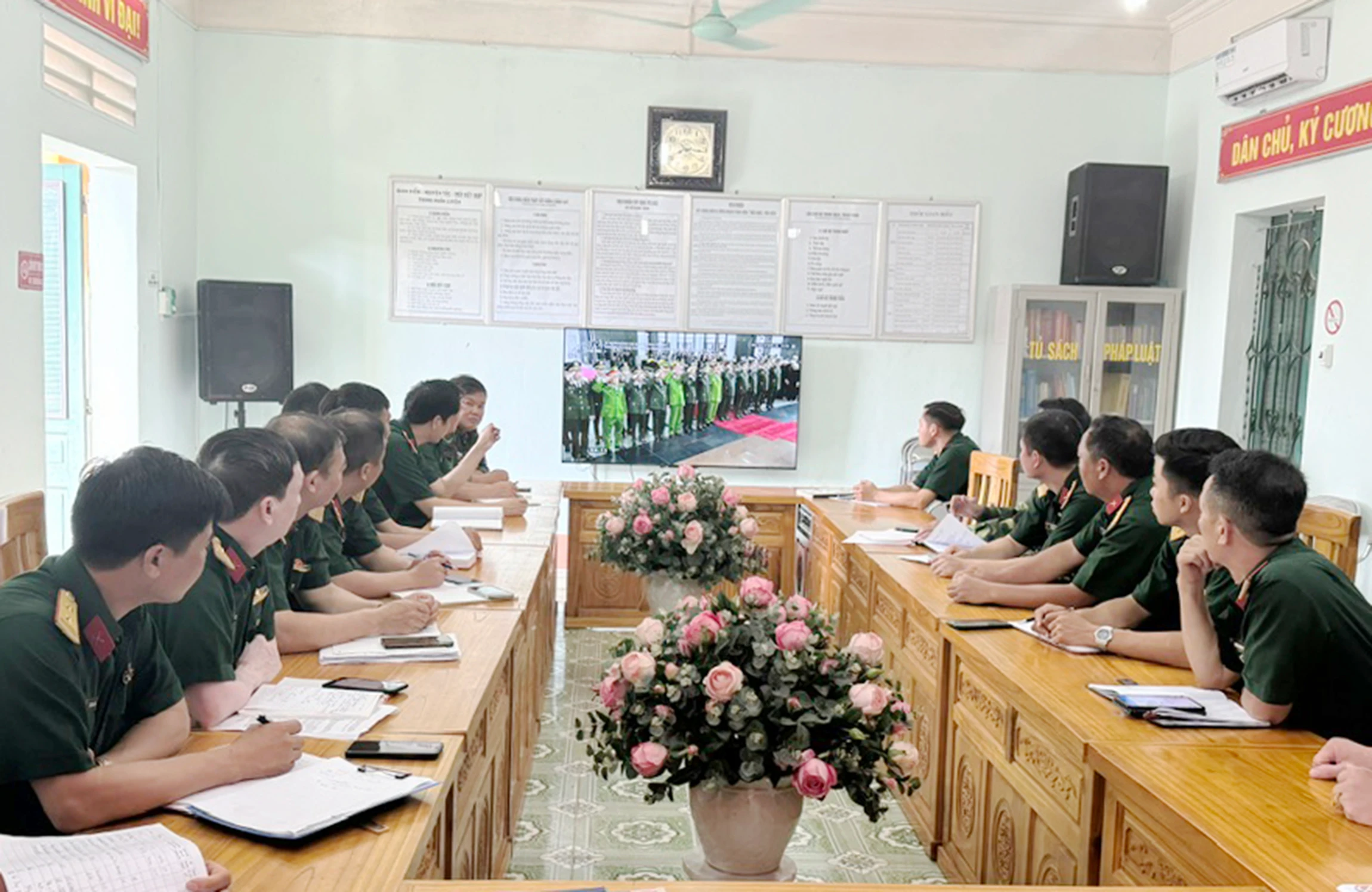 Ban Chỉ huy Quân sự huyện Bảo Thắng tổ chức theo dõi Lễ viếng.