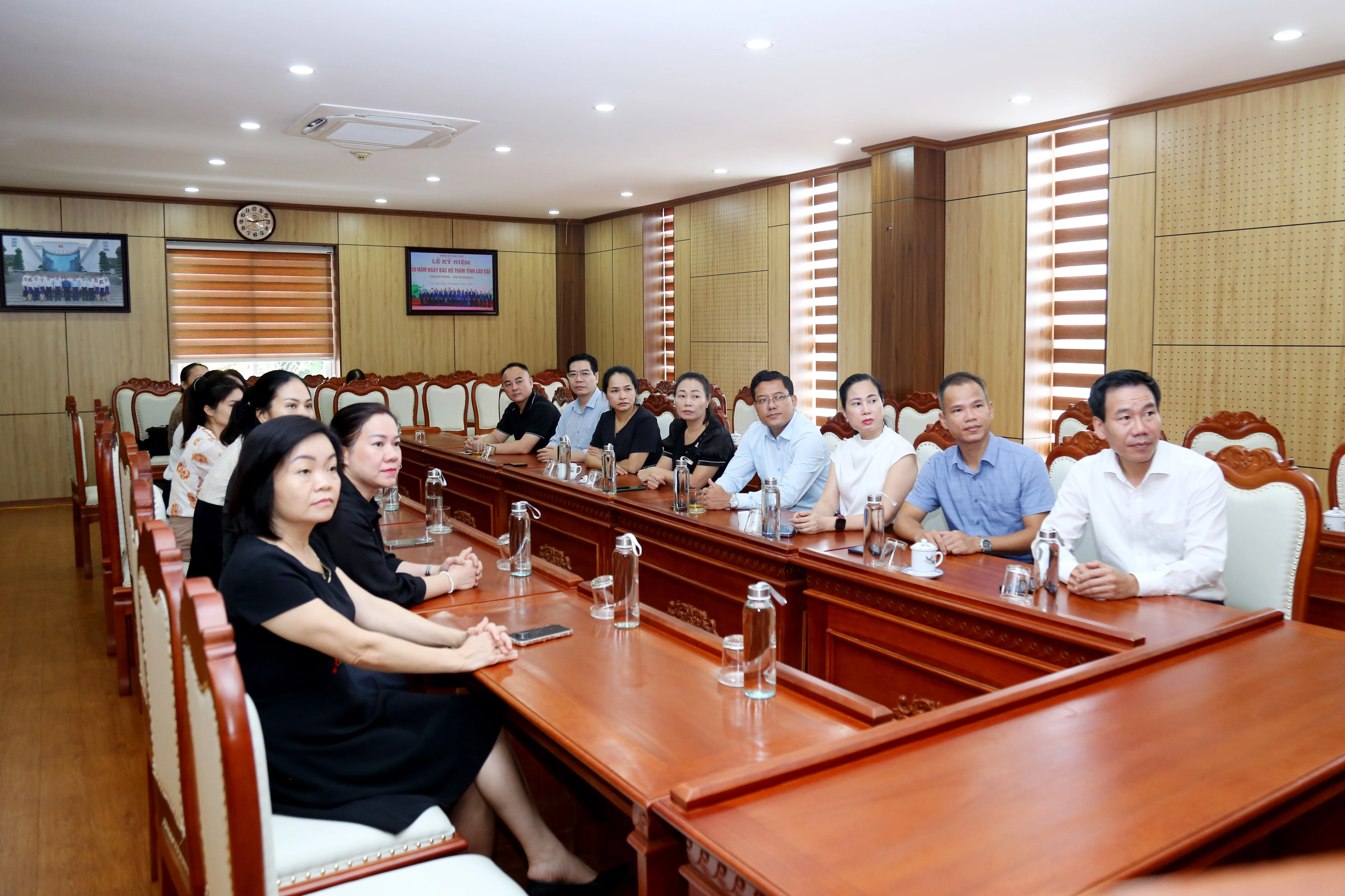 Cán bộ, công chức Ban Tuyên giáo Tỉnh ủy theo dõi Lễ Quốc tang Tổng Bí thư Nguyễn Phú Trọng hết sức trang nghiêm.