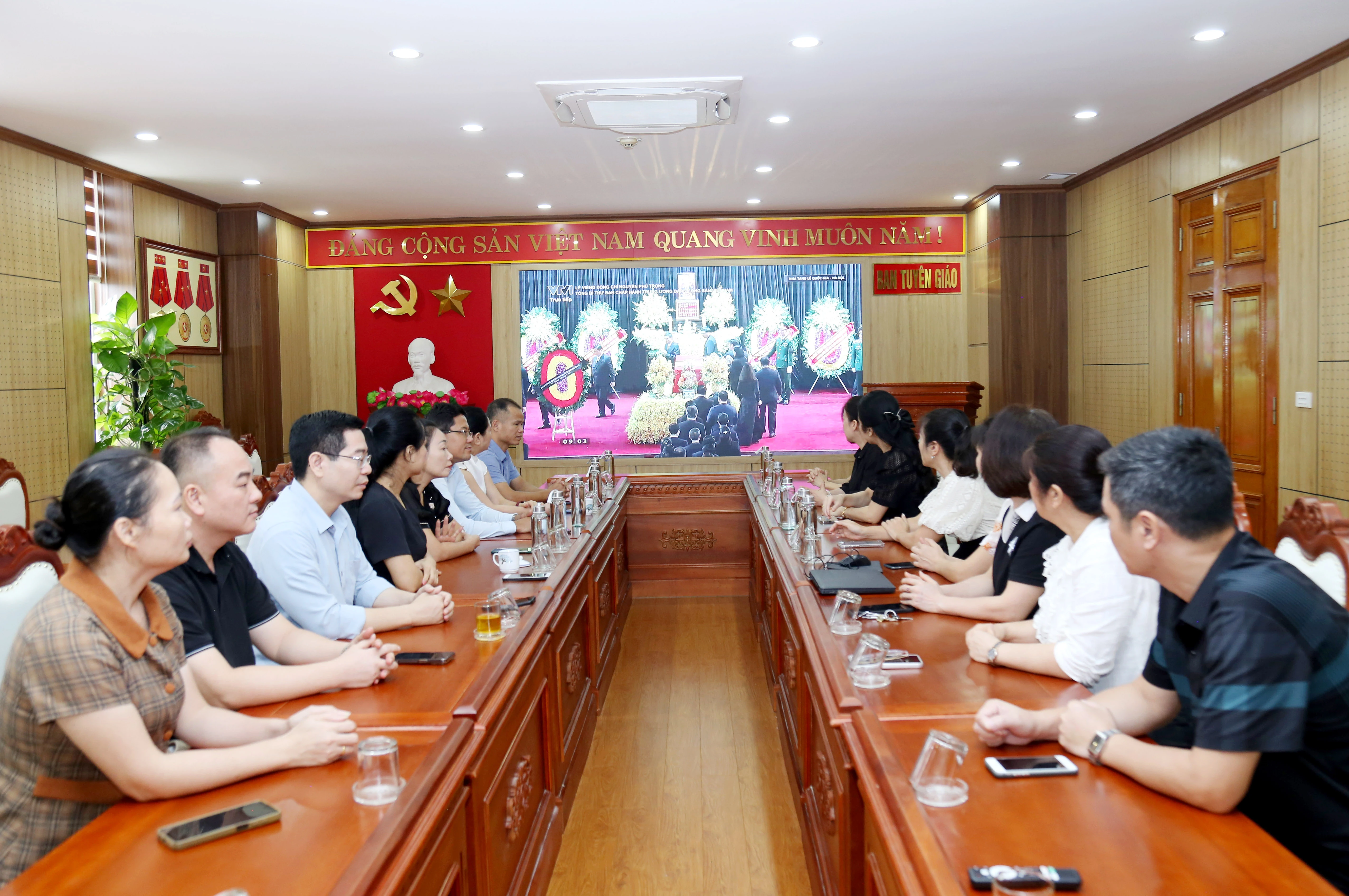 Việc theo dõi Lễ viếng, Lễ truy điệu, Lễ an táng cũng là đợt sinh hoạt chính trị, tư tưởng có tính đặc biệt.