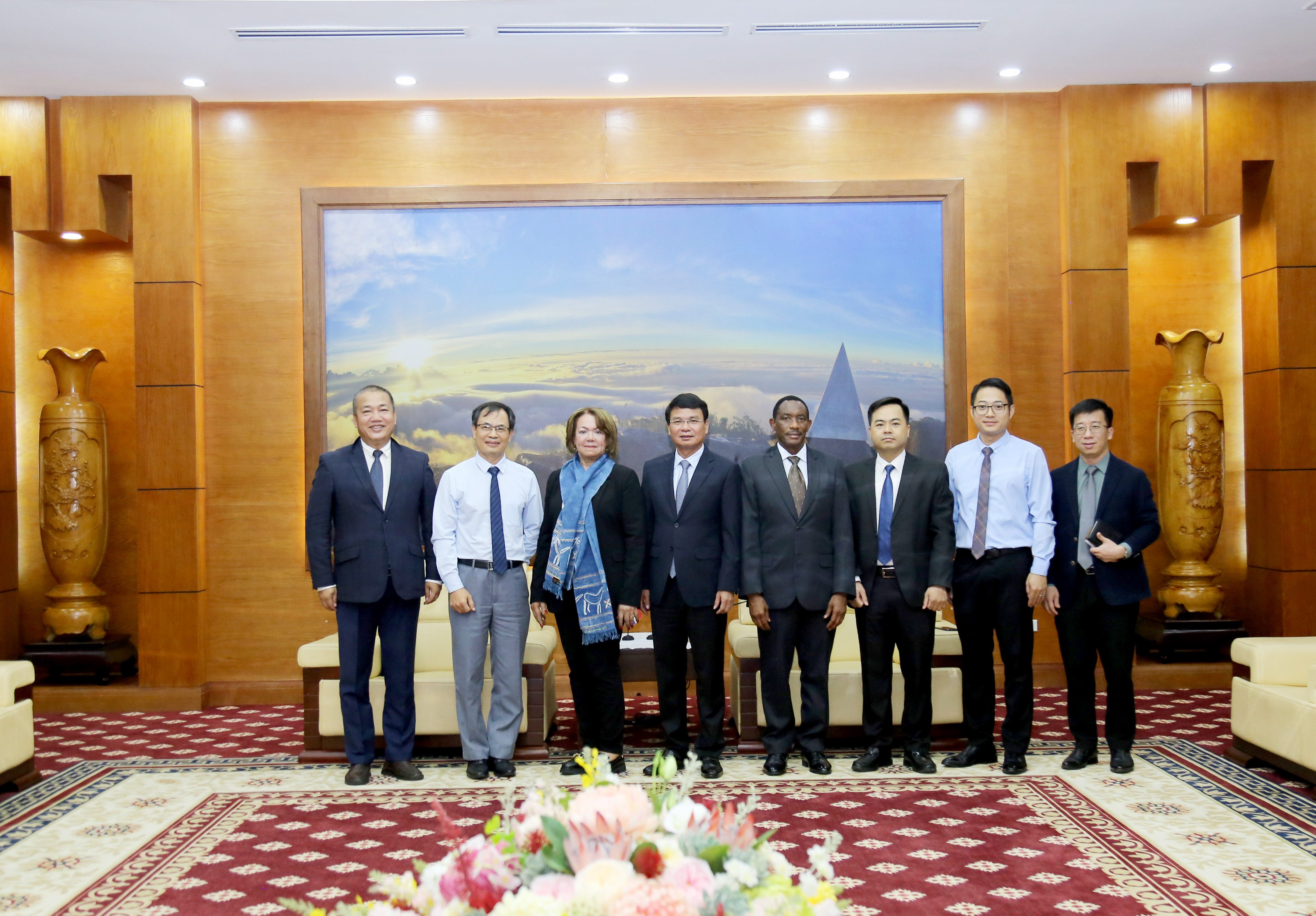 Lãnh đạo tỉnh Lào Cai chụp ảnh lưu niệm với Đoàn đại biểu nước Cộng hòa Đô-mi-ni- ca-na IMG_0953.JPG