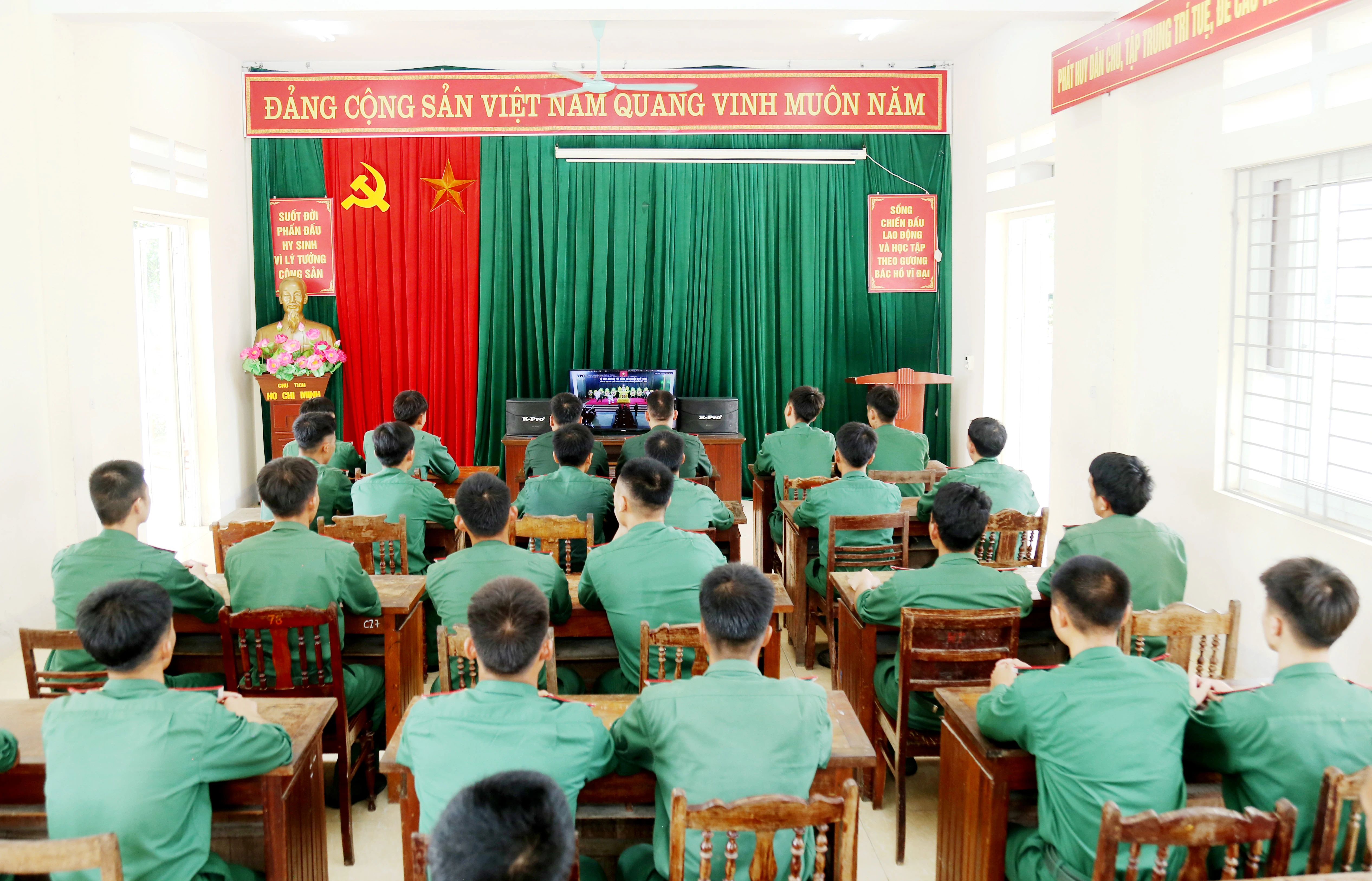 Cán bộ, chiến sĩ theo dõi Lễ viếng Tổng Bí thư.