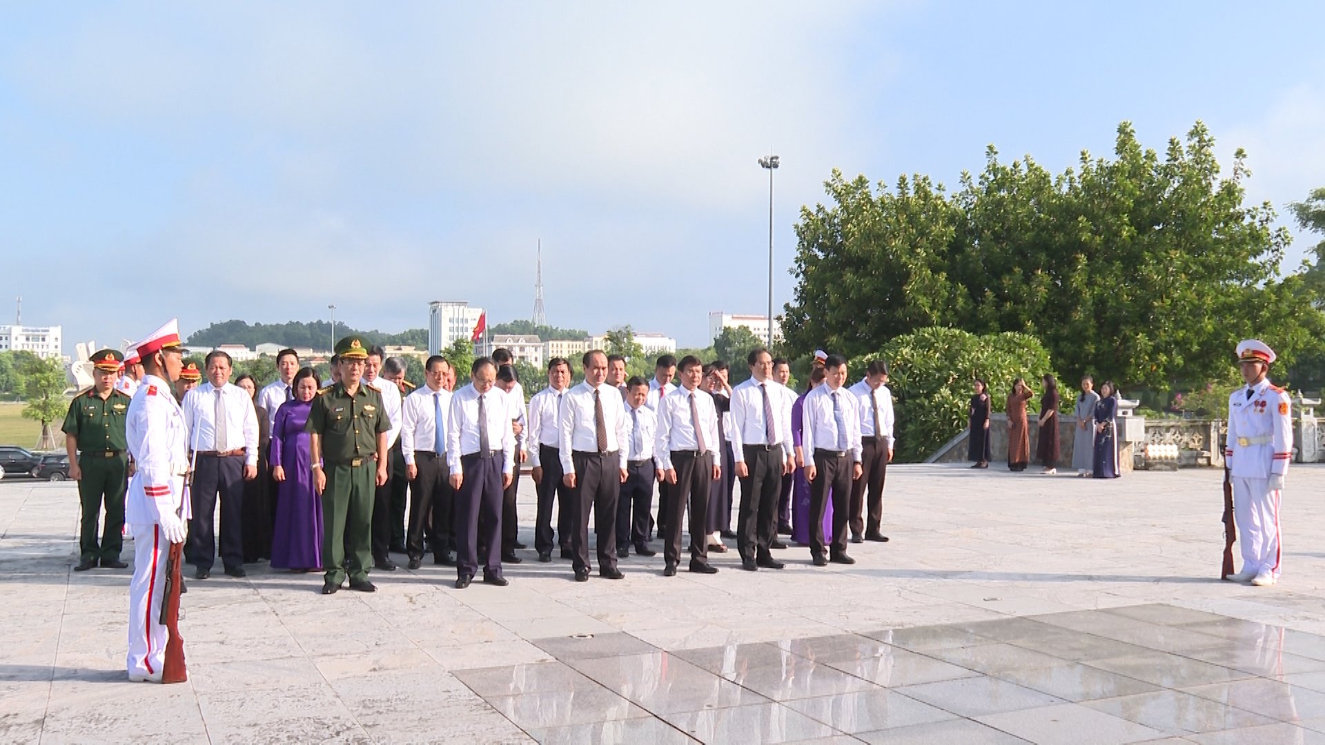 Các đồng chí lãnh đạo tỉnh dự buổi lễ dâng hương, dâng hoa tại Đài tưởng niệm các anh hùng liệt sĩ. z5662451506305_af076dfa5887e92ab48ab6b47dd64b33.jpg