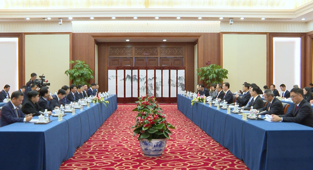 Đồng chí Đặng Xuân Phong, Ủy viên Ban Chấp hành Trung ương Đảng, Bí thư Tỉnh ủy, Trưởng Đoàn đại biểu Quốc hội tỉnh hội đàm với Bí thư Tỉnh ủy Vân Nam (Trung Quốc) vào tháng 1/2024. quang-canh-hoi-nghi-8954 (1).jpg