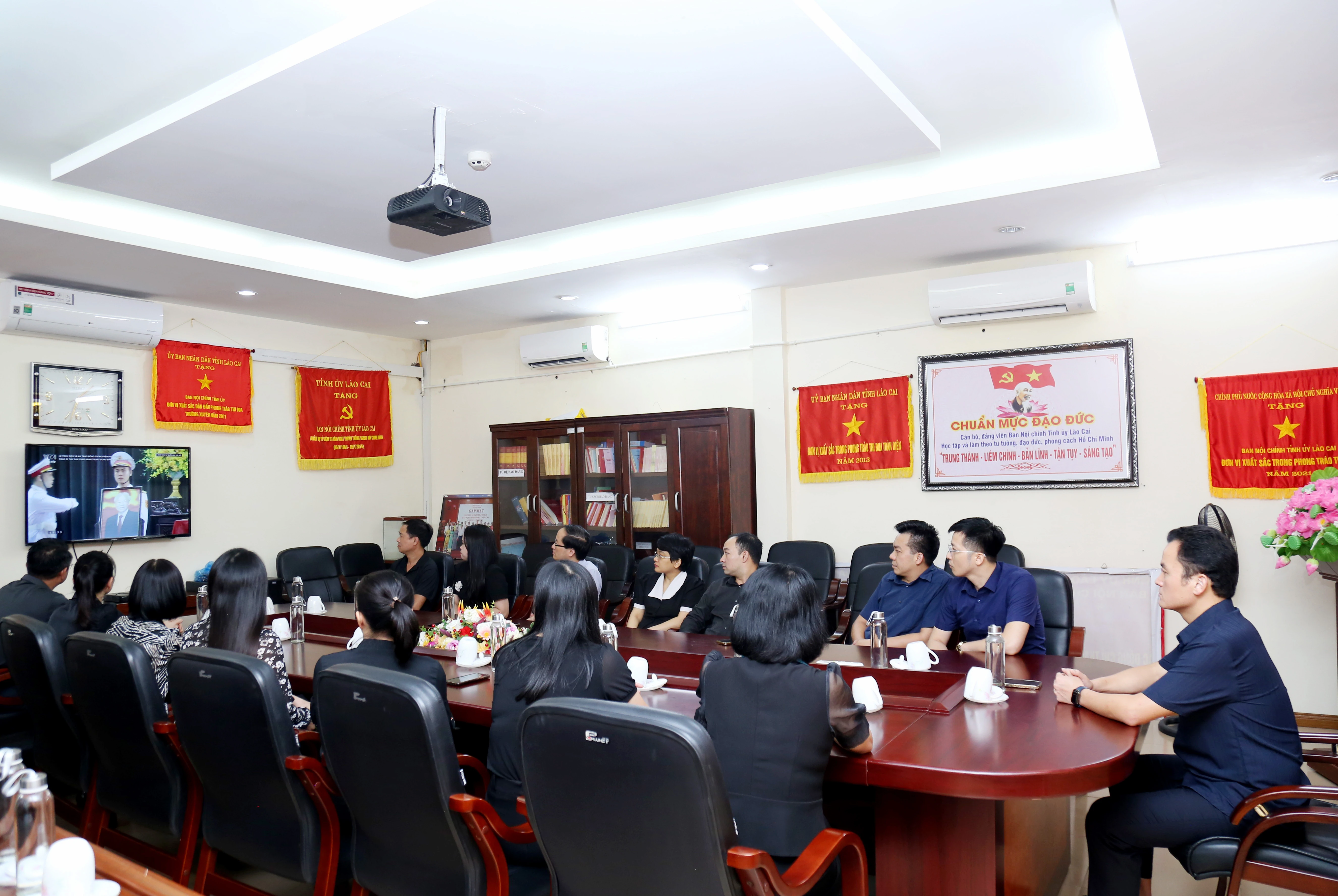 Ban Nội chính Tỉnh ủy tổ chức cho cán bộ, công chức theo dõi buổi lễ truy điệu, an táng đồng chí Nguyễn Phú Trọng.