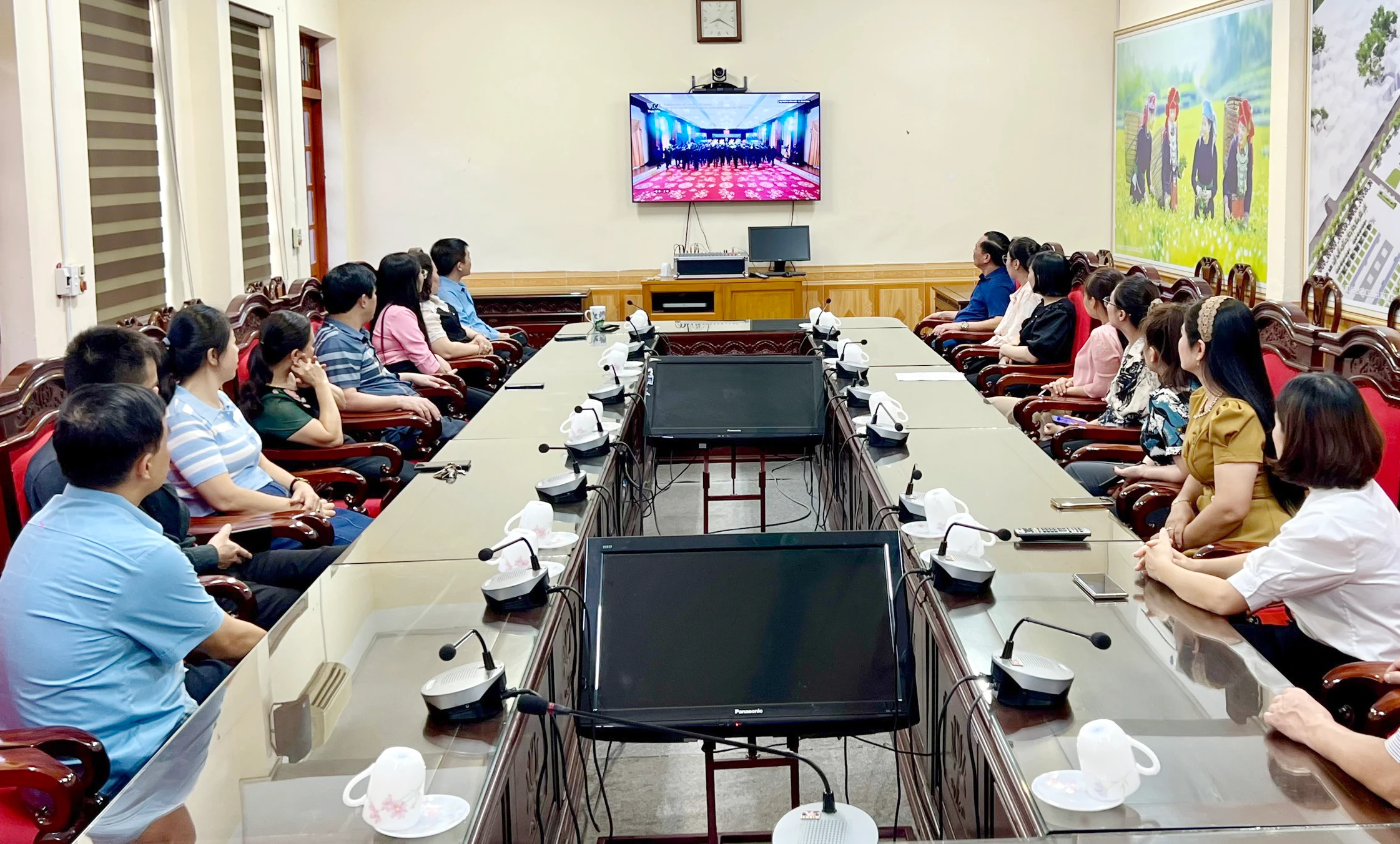 Cán bộ, công chức, viên chức huyện Bảo Thắng theo dõi Lễ viếng.