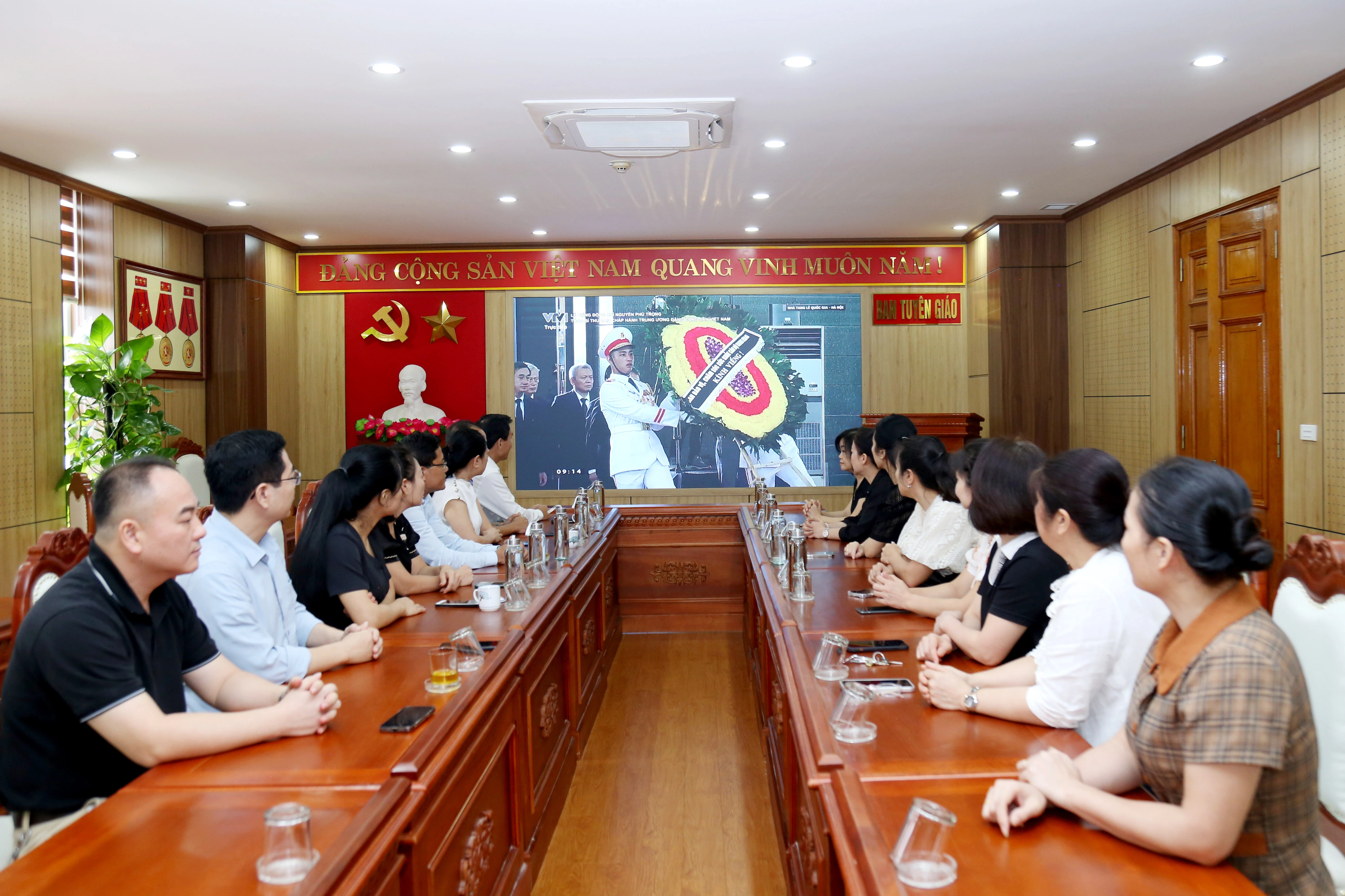 Cán bộ, công chức Ban Tuyên giáo Tỉnh ủy theo dõi Lễ Quốc tang qua truyền hình trực tiếp.